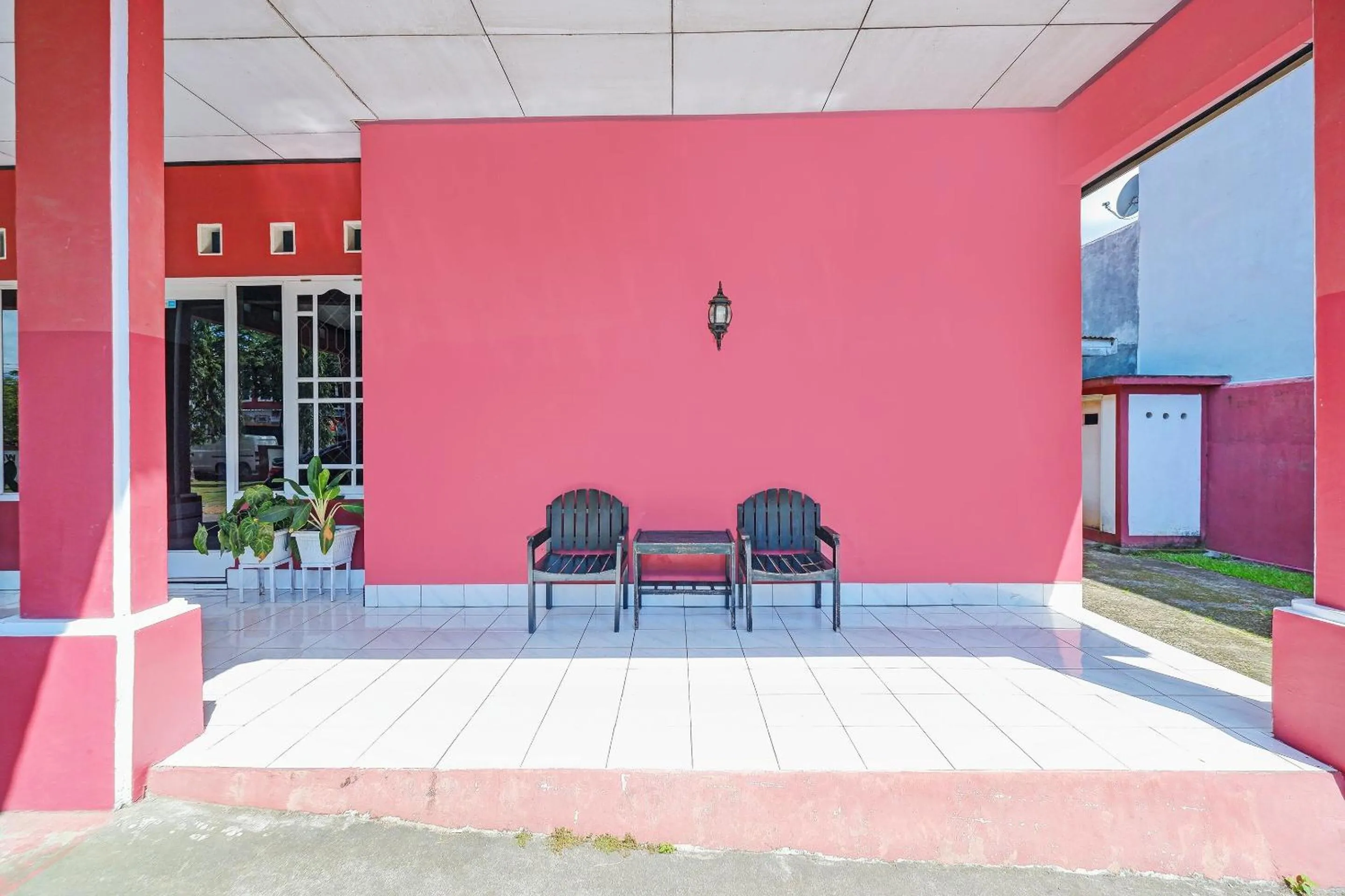 Lobby or reception in Hotel O Wisma Arwini Syariah Near Benteng Balangnipa