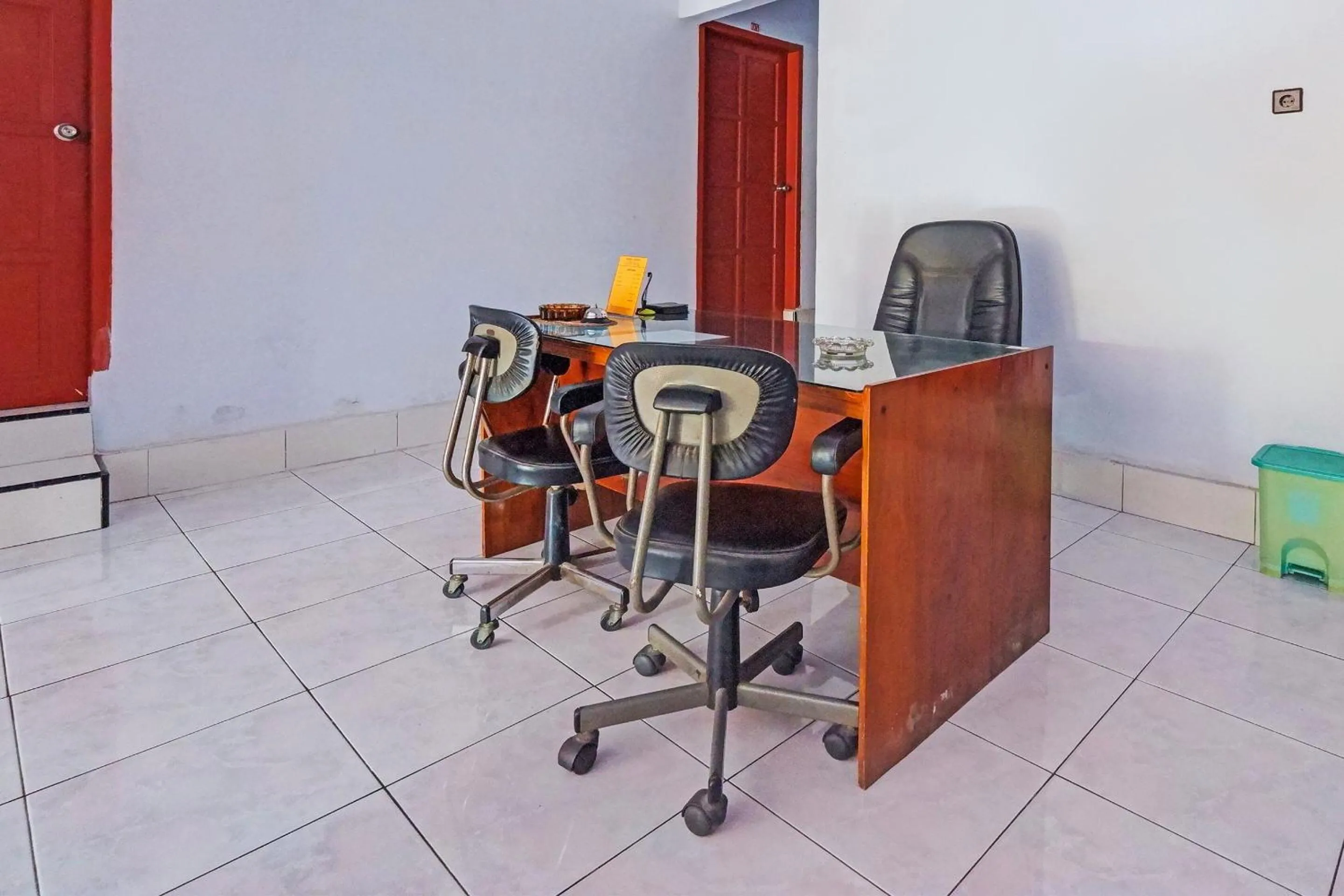 Lobby or reception in Hotel O Wisma Arwini Syariah Near Benteng Balangnipa