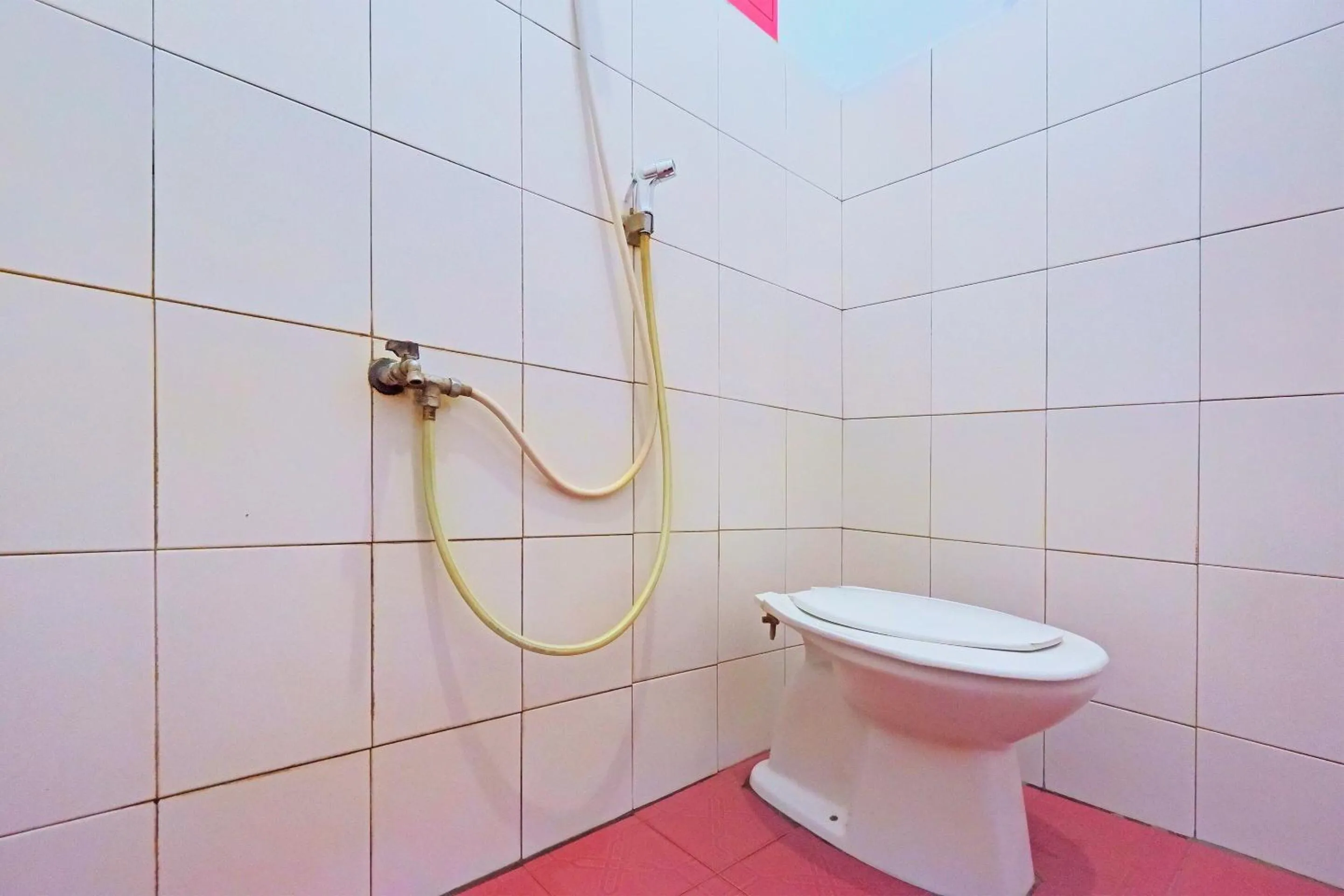 Bathroom in Hotel O Wisma Arwini Syariah Near Benteng Balangnipa