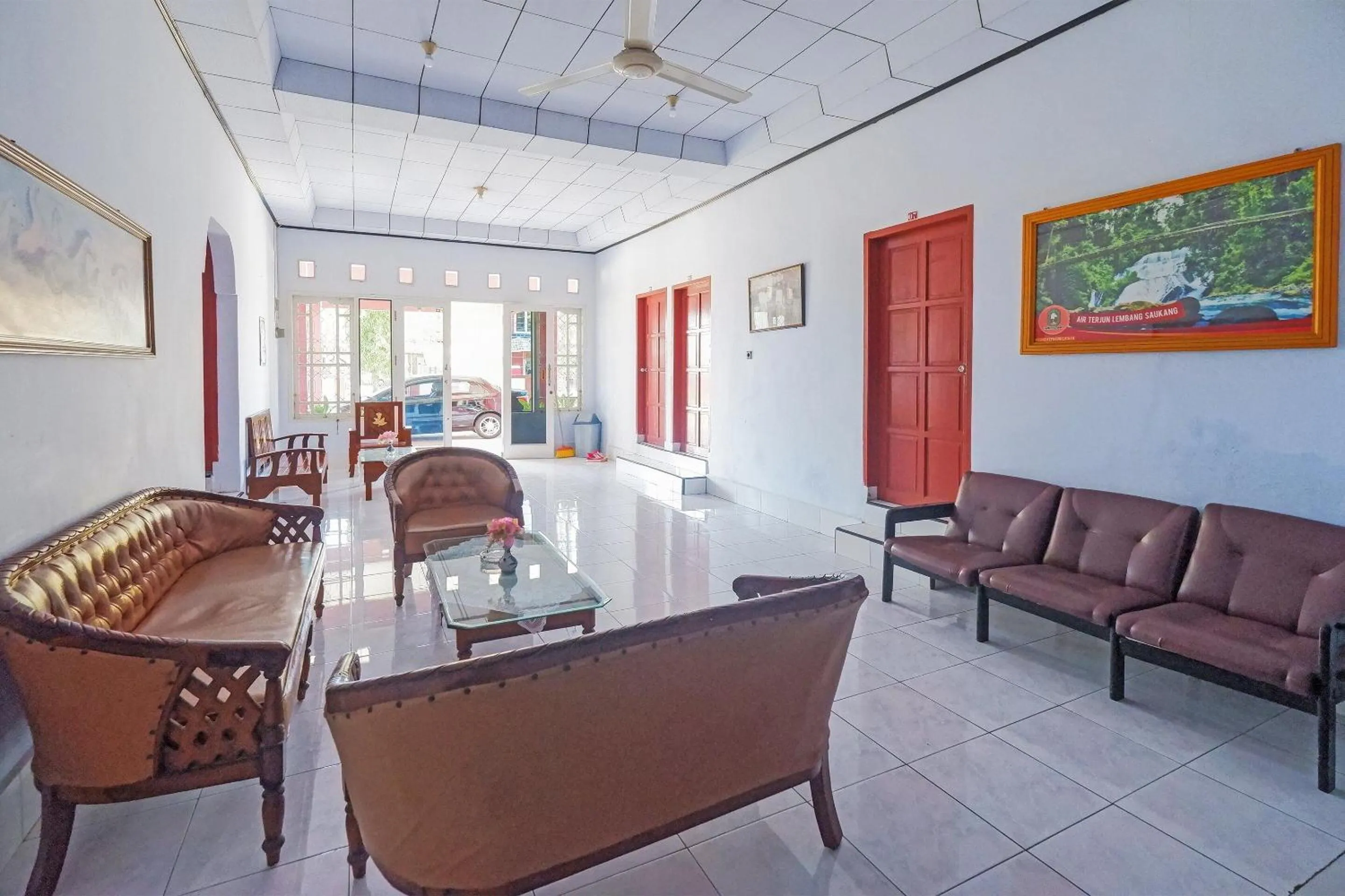 Lobby or reception in Hotel O Wisma Arwini Syariah Near Benteng Balangnipa