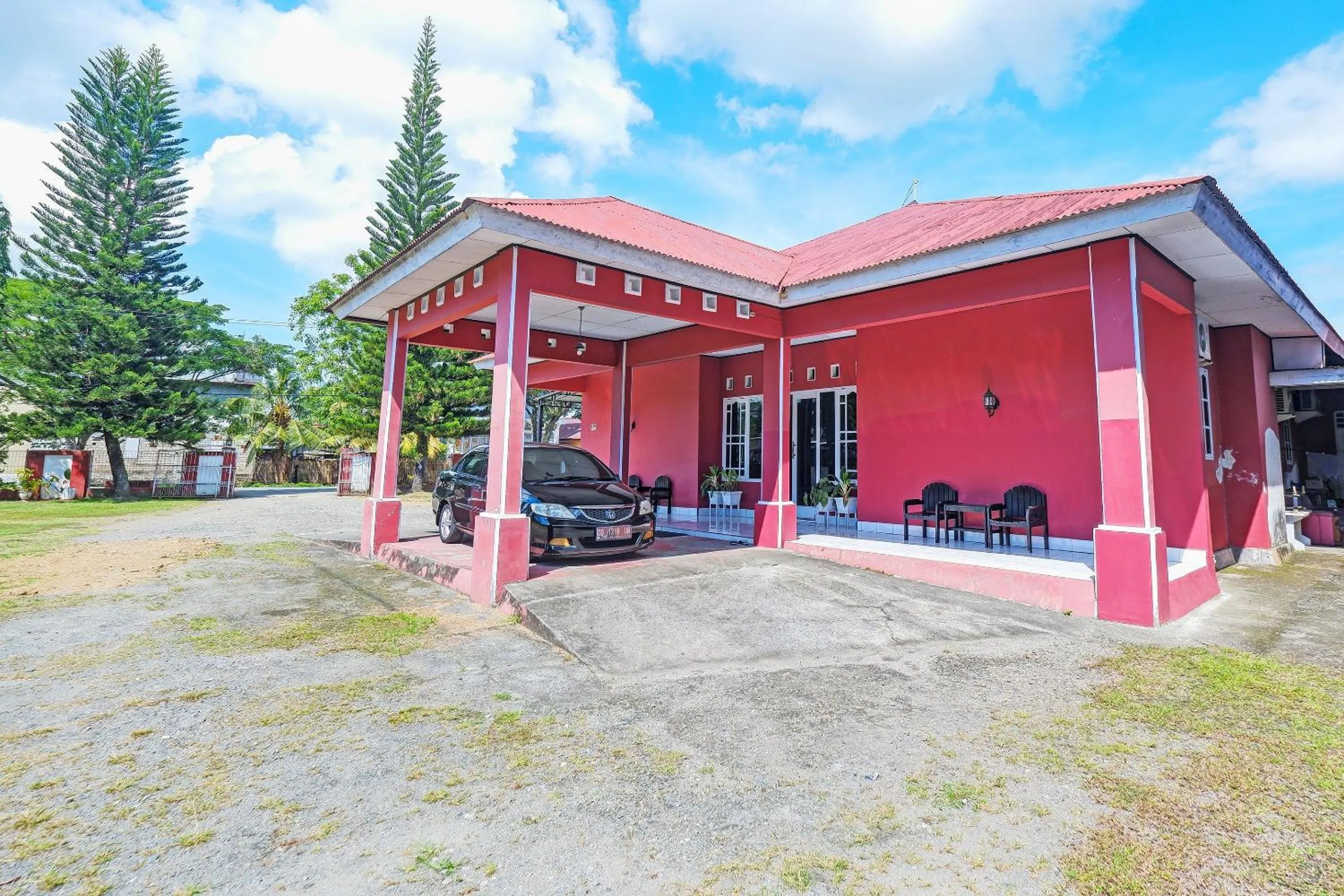 Facade/entrance in Hotel O Wisma Arwini Syariah Near Benteng Balangnipa