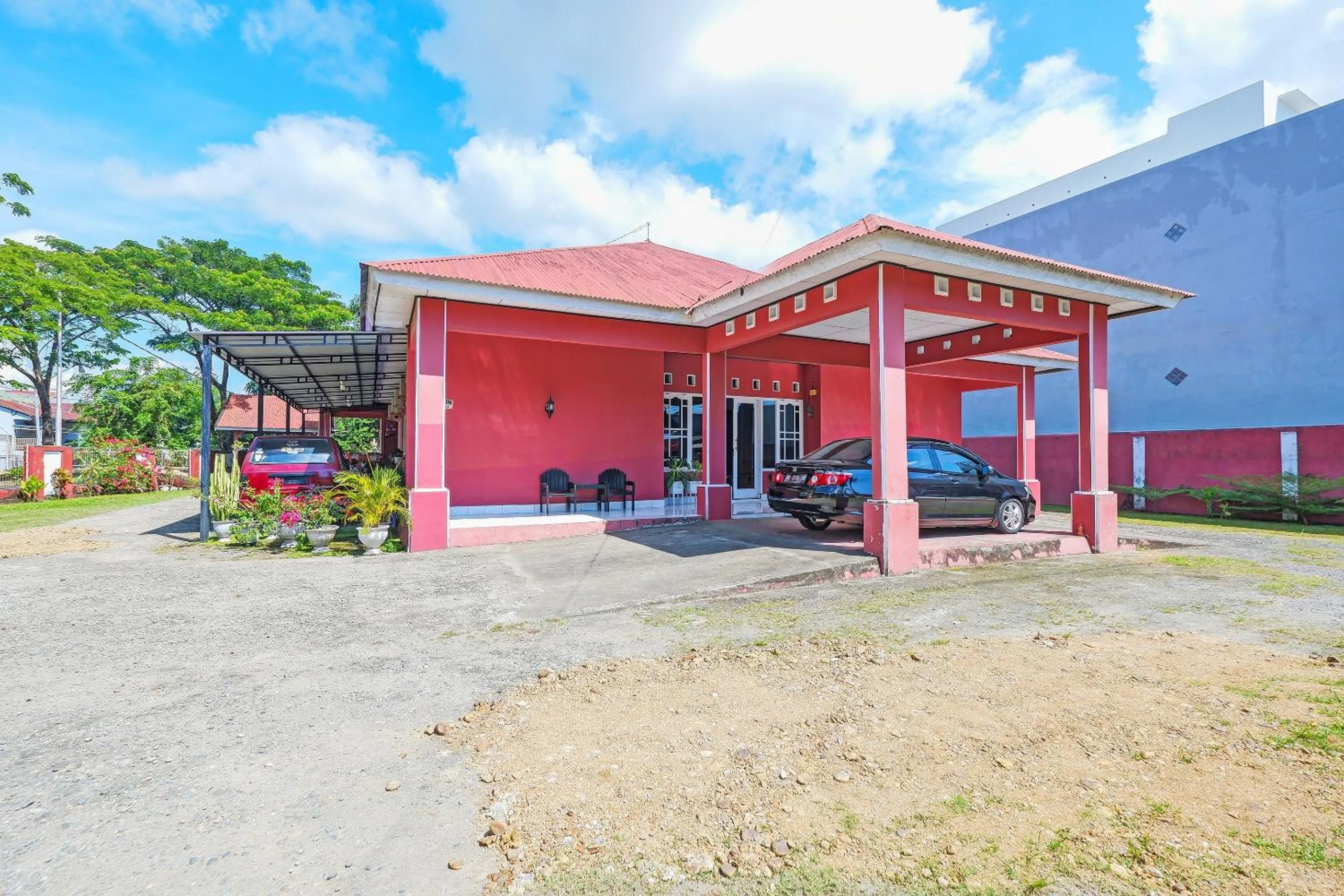 Facade/entrance in Hotel O Wisma Arwini Syariah Near Benteng Balangnipa
