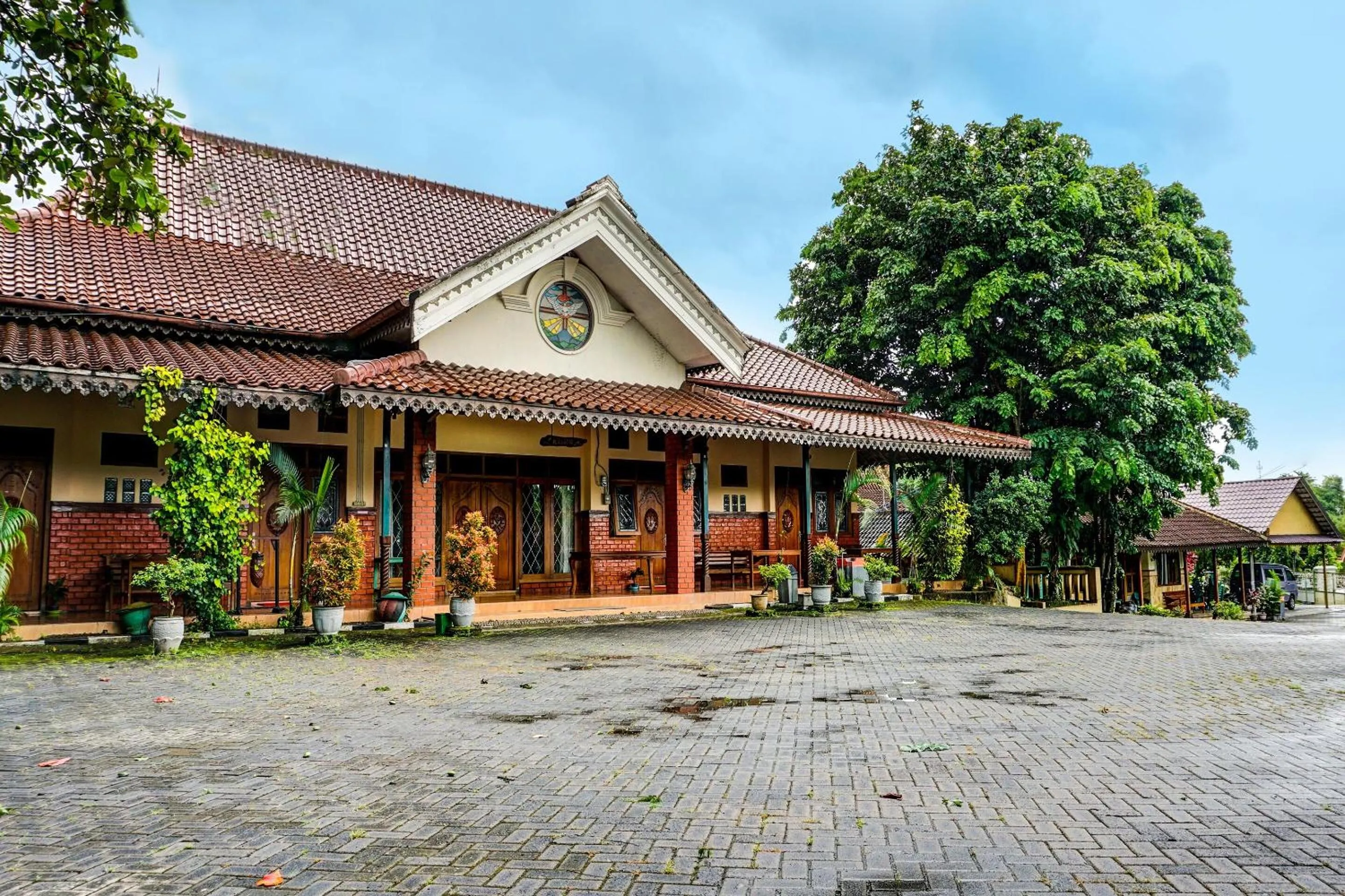 Facade/entrance in Hotel O Griyo Werdiningsih
