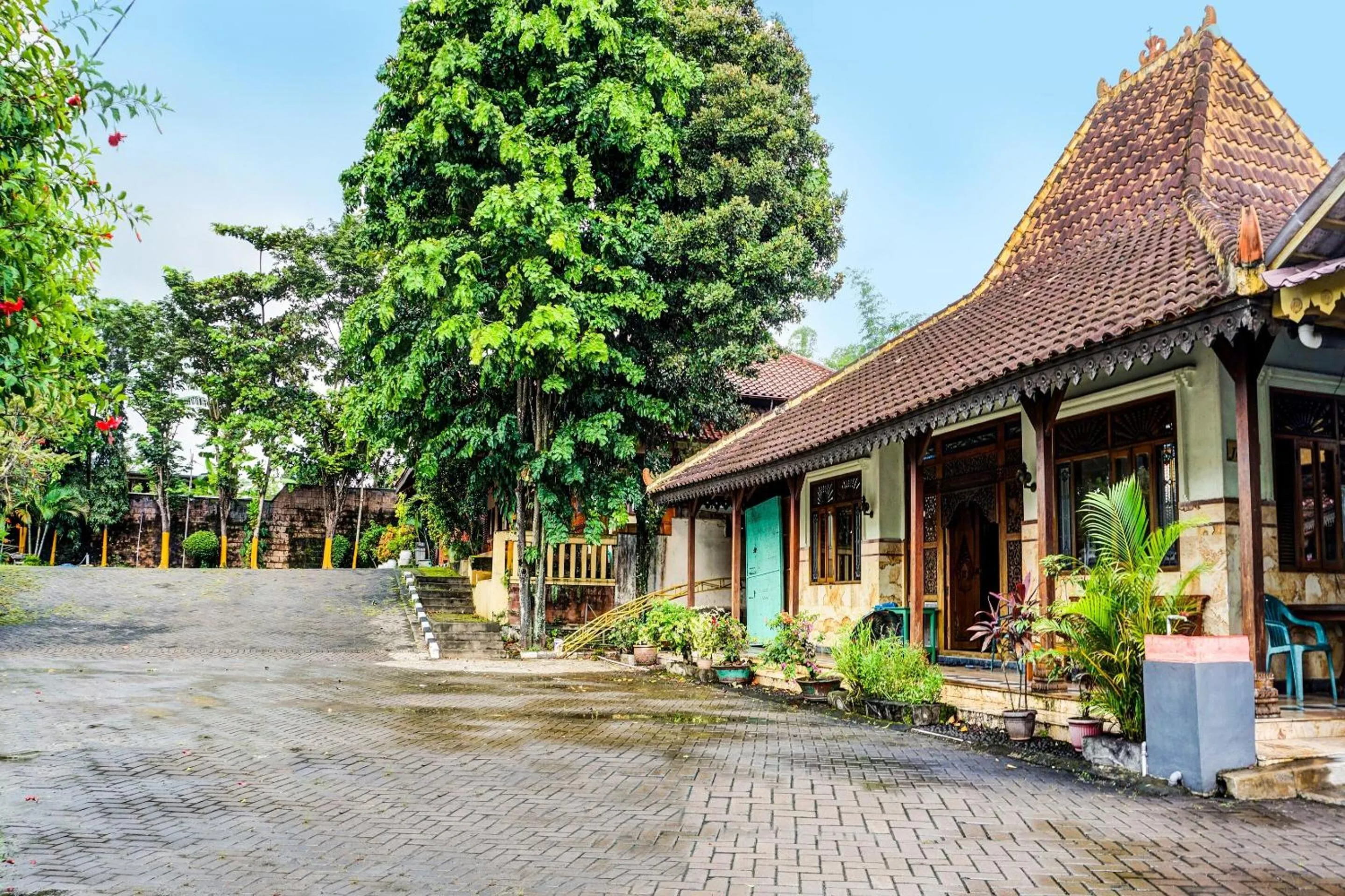 Facade/entrance in Hotel O Griyo Werdiningsih
