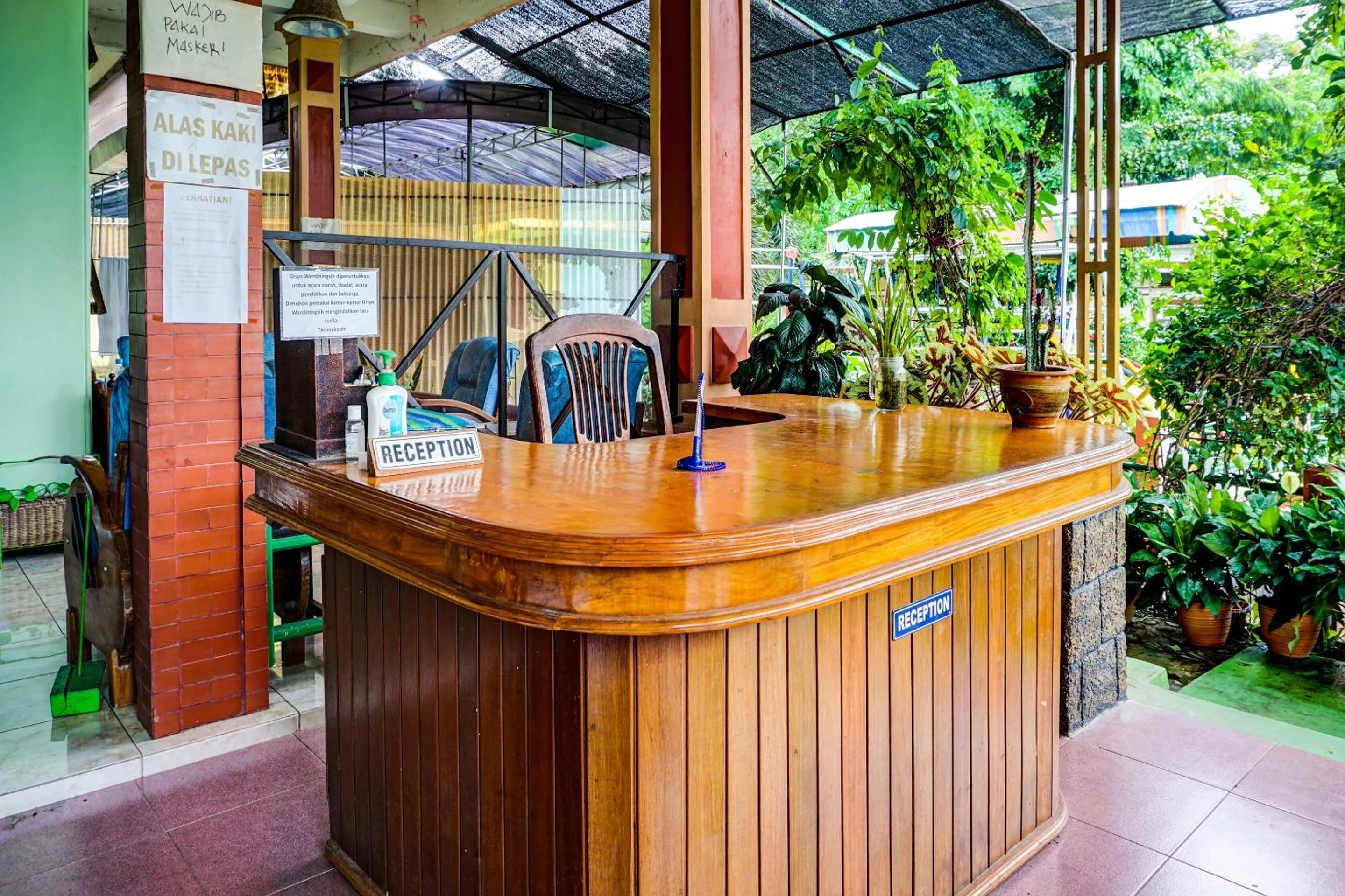 Lobby or reception in Hotel O Griyo Werdiningsih