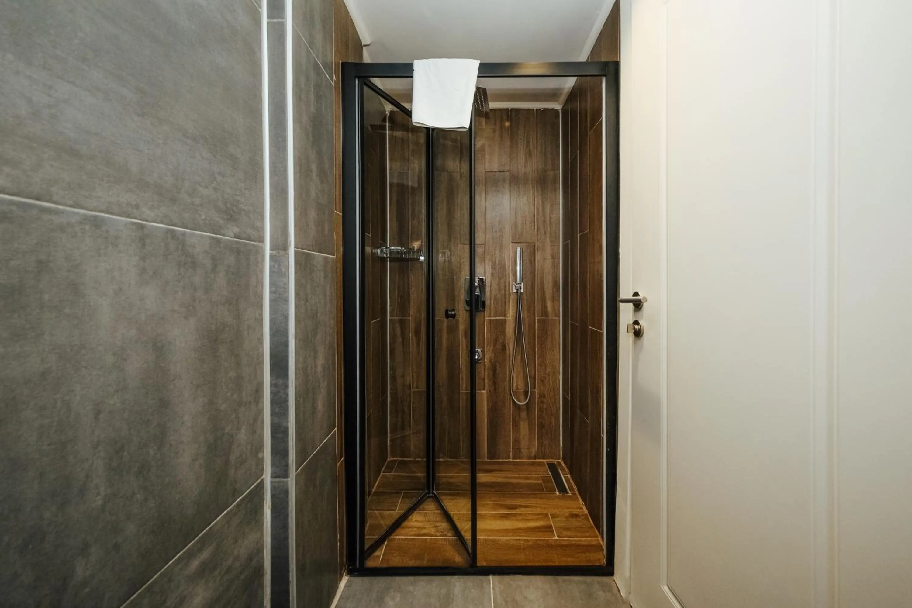 Shower in Der Inn Lara