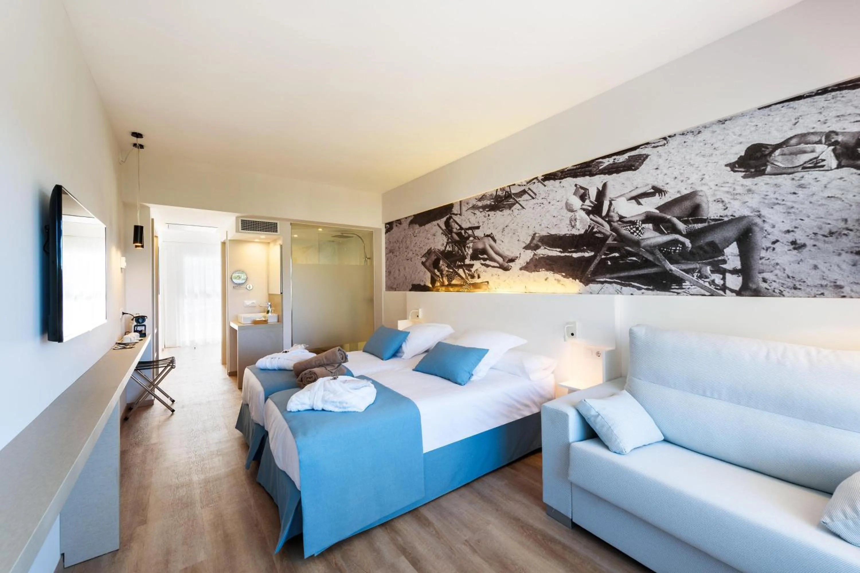 Photo of the whole room in Tacande Portals