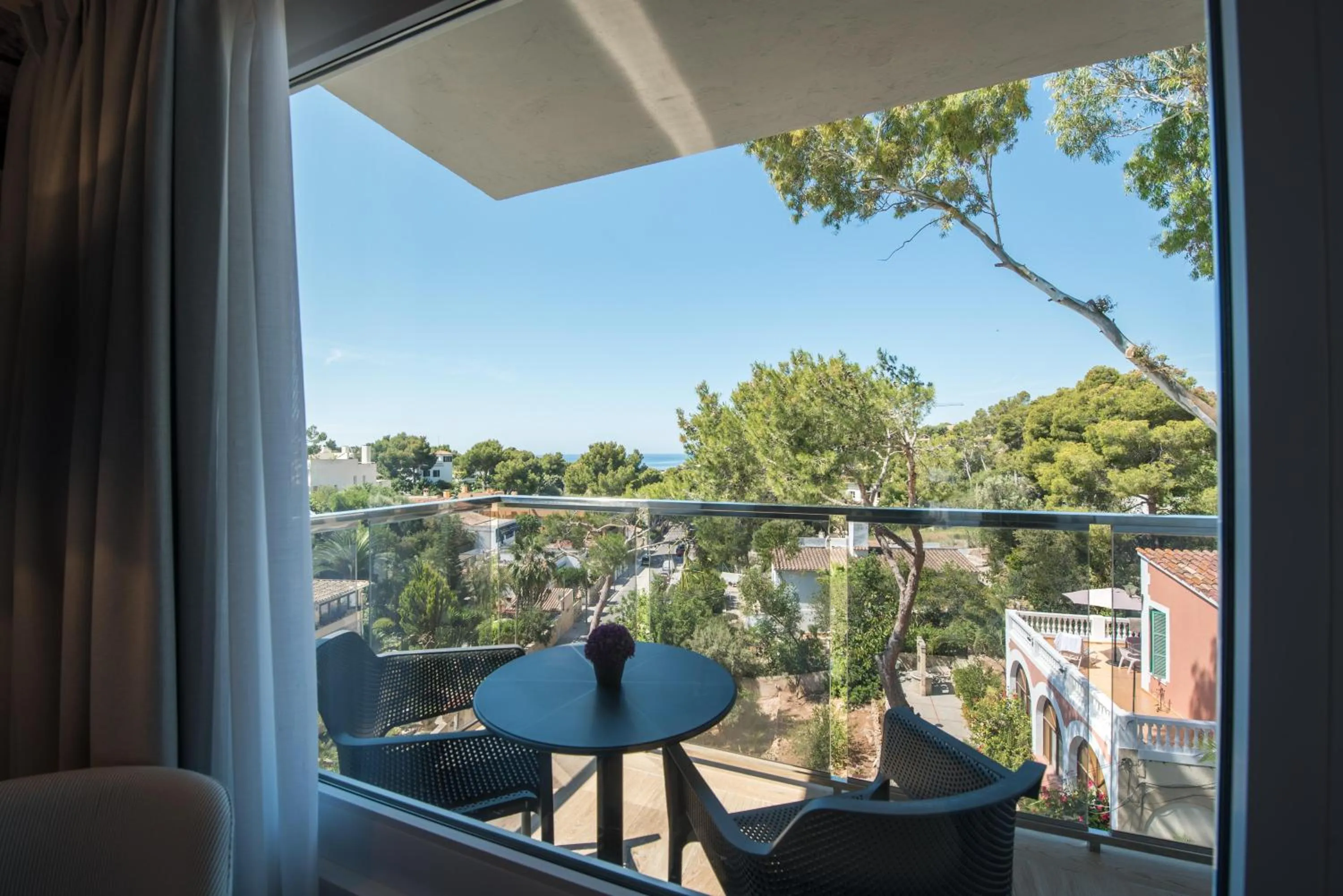 Photo of the whole room in Tacande Portals