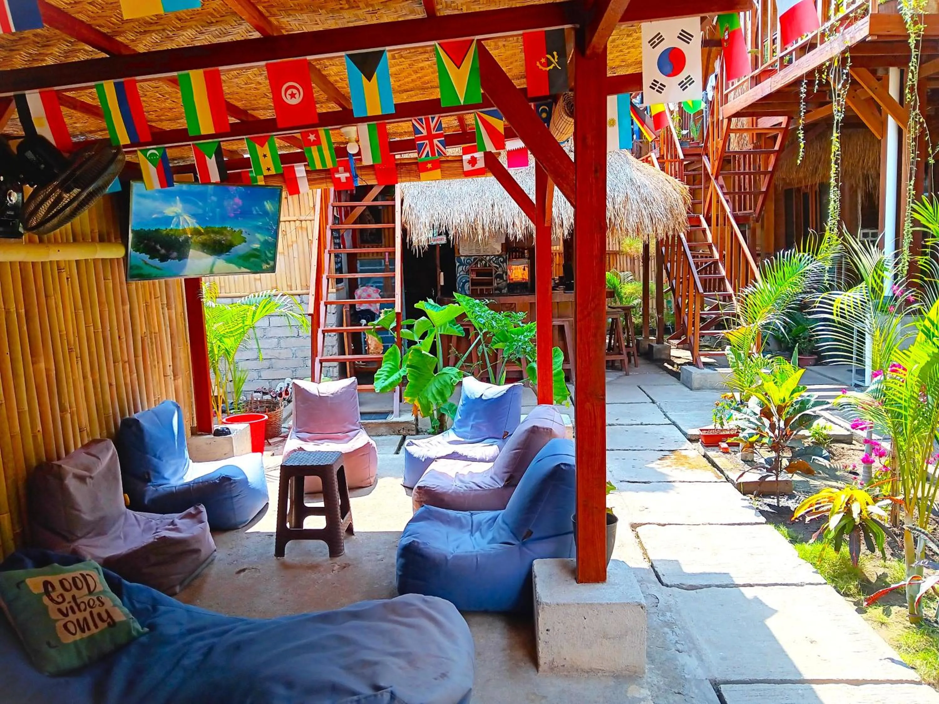 Communal lounge/ TV room in Good Vibes Bungalows