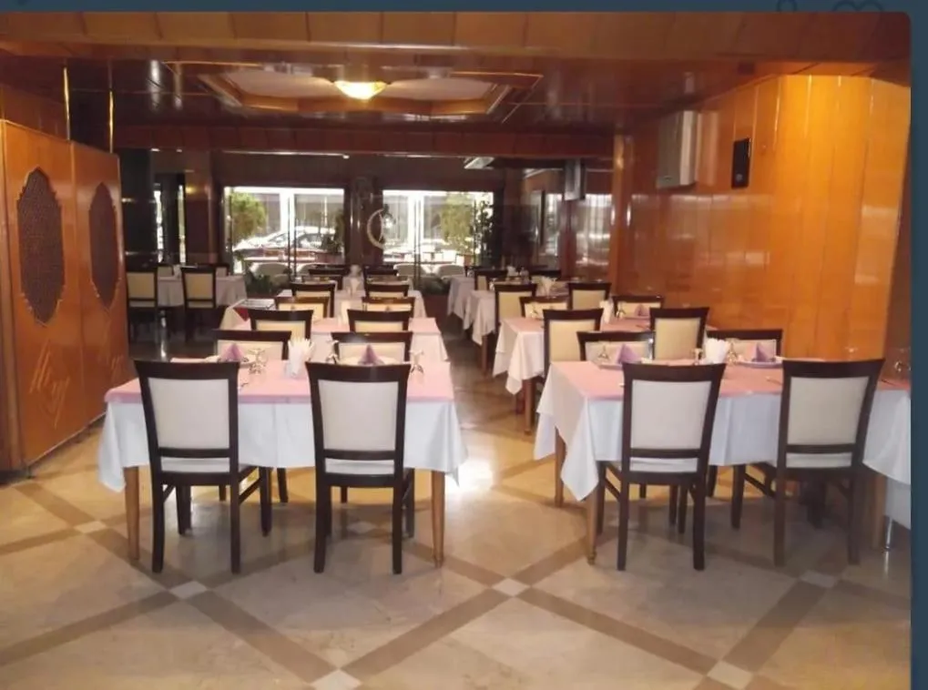 Restaurant/places to eat in SPOR HOTEL