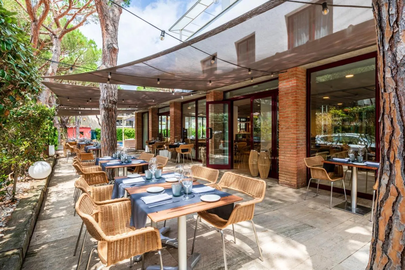 Restaurant/places to eat in NM Suites by Escampa Hotels