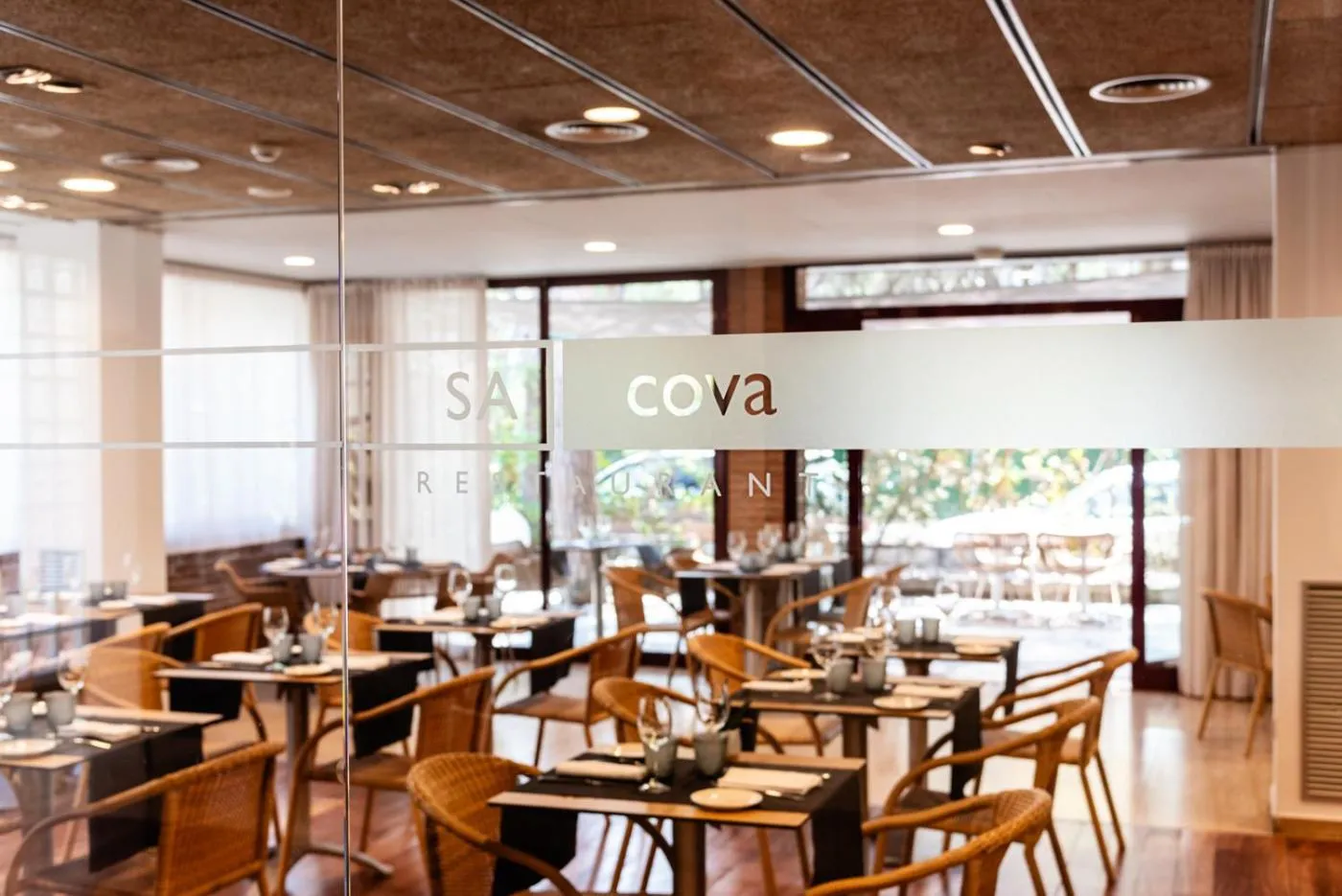 Restaurant/places to eat in NM Suites by Escampa Hotels