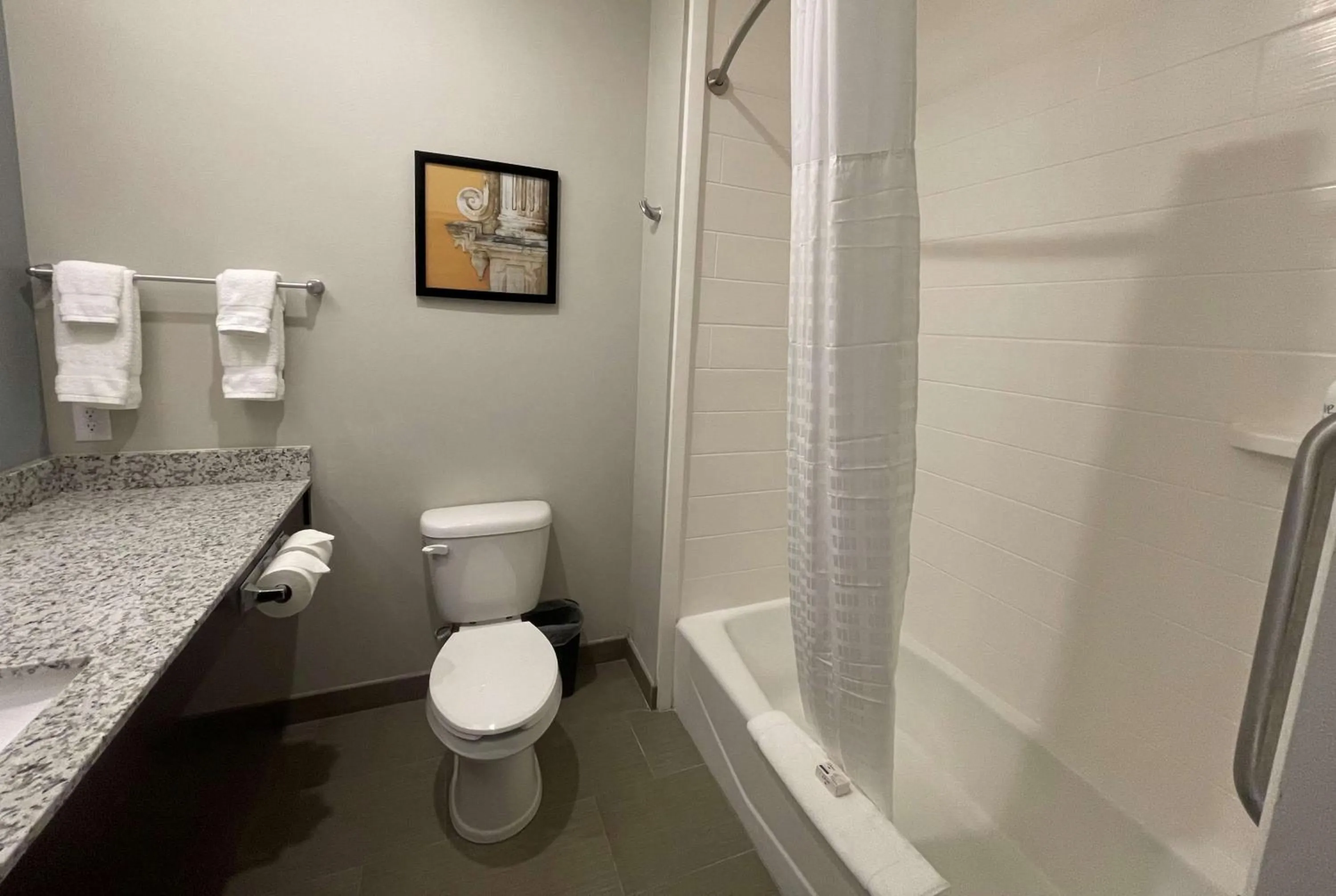 Bathroom in La Quinta Inn & Suites by Wyndham Sulphur Lake Charles
