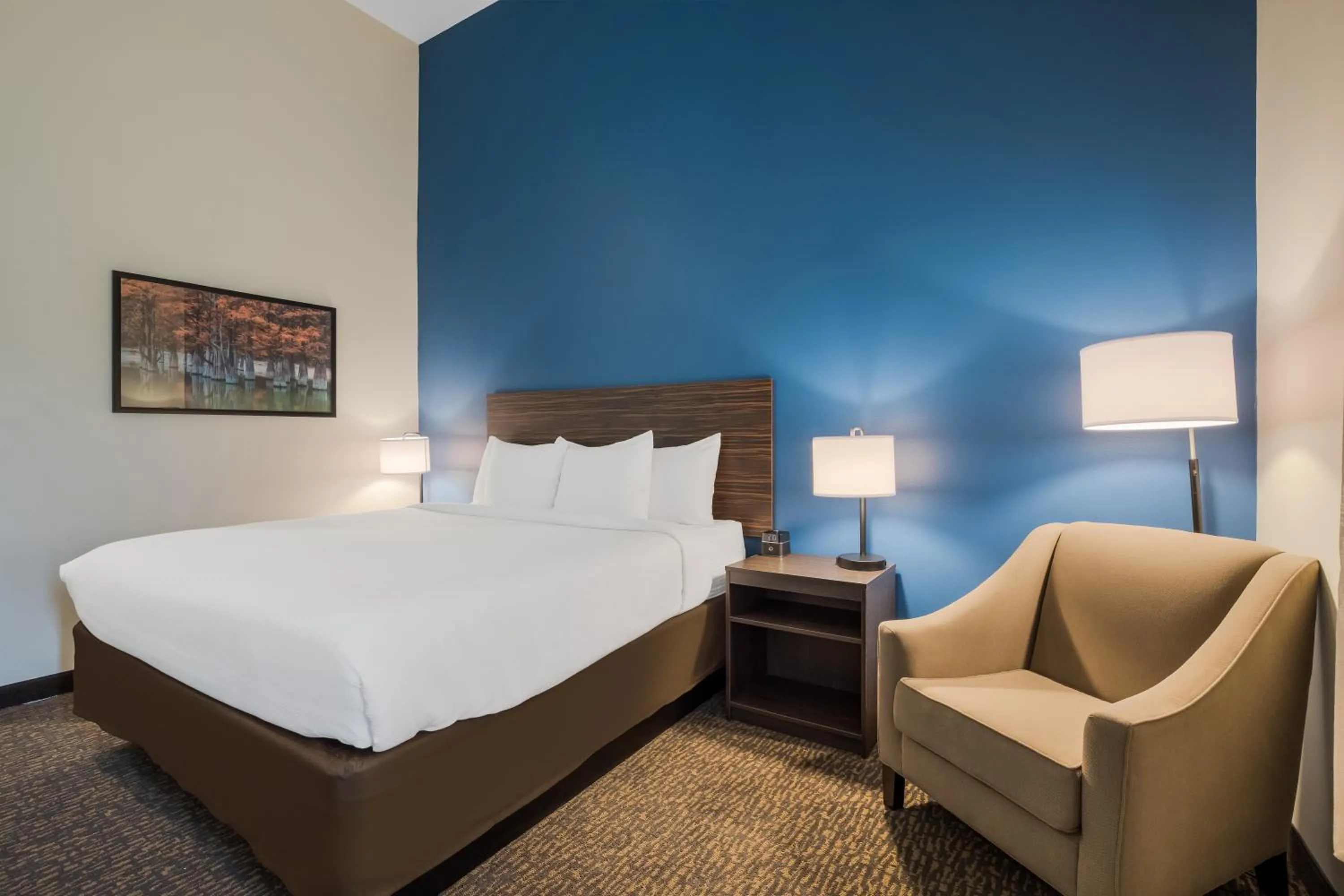 Bed in La Quinta Inn & Suites by Wyndham Sulphur Lake Charles