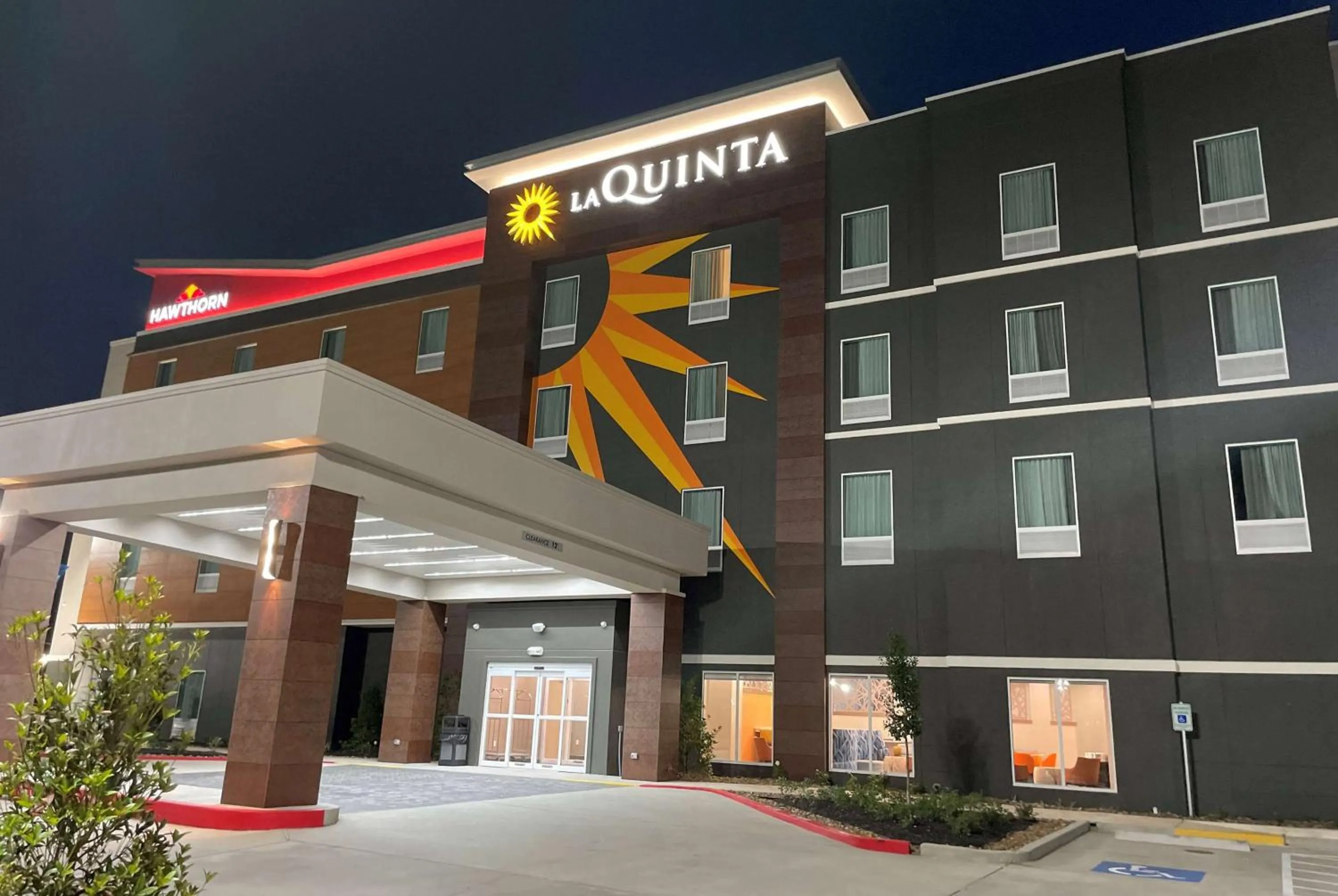 Property building in La Quinta Inn & Suites by Wyndham Sulphur Lake Charles