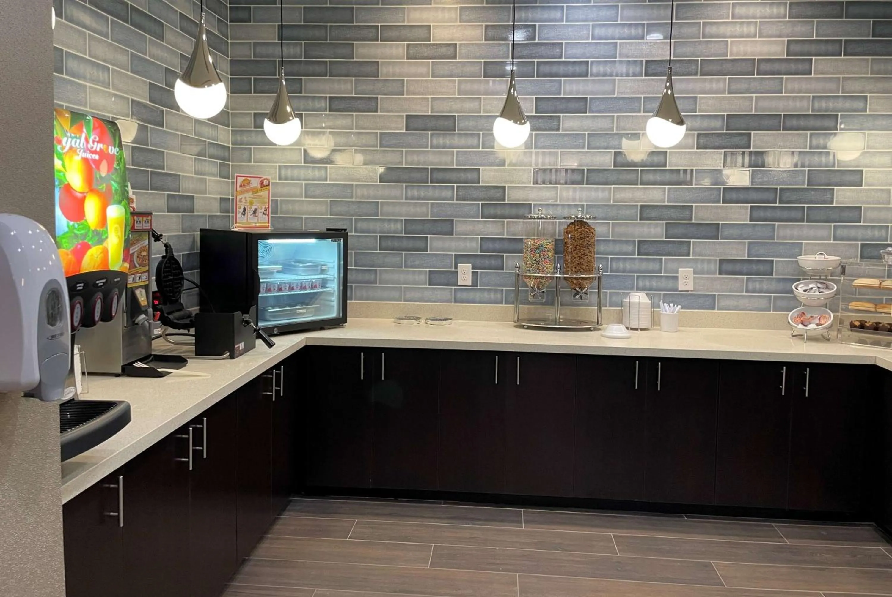 Breakfast in La Quinta Inn & Suites by Wyndham Sulphur Lake Charles