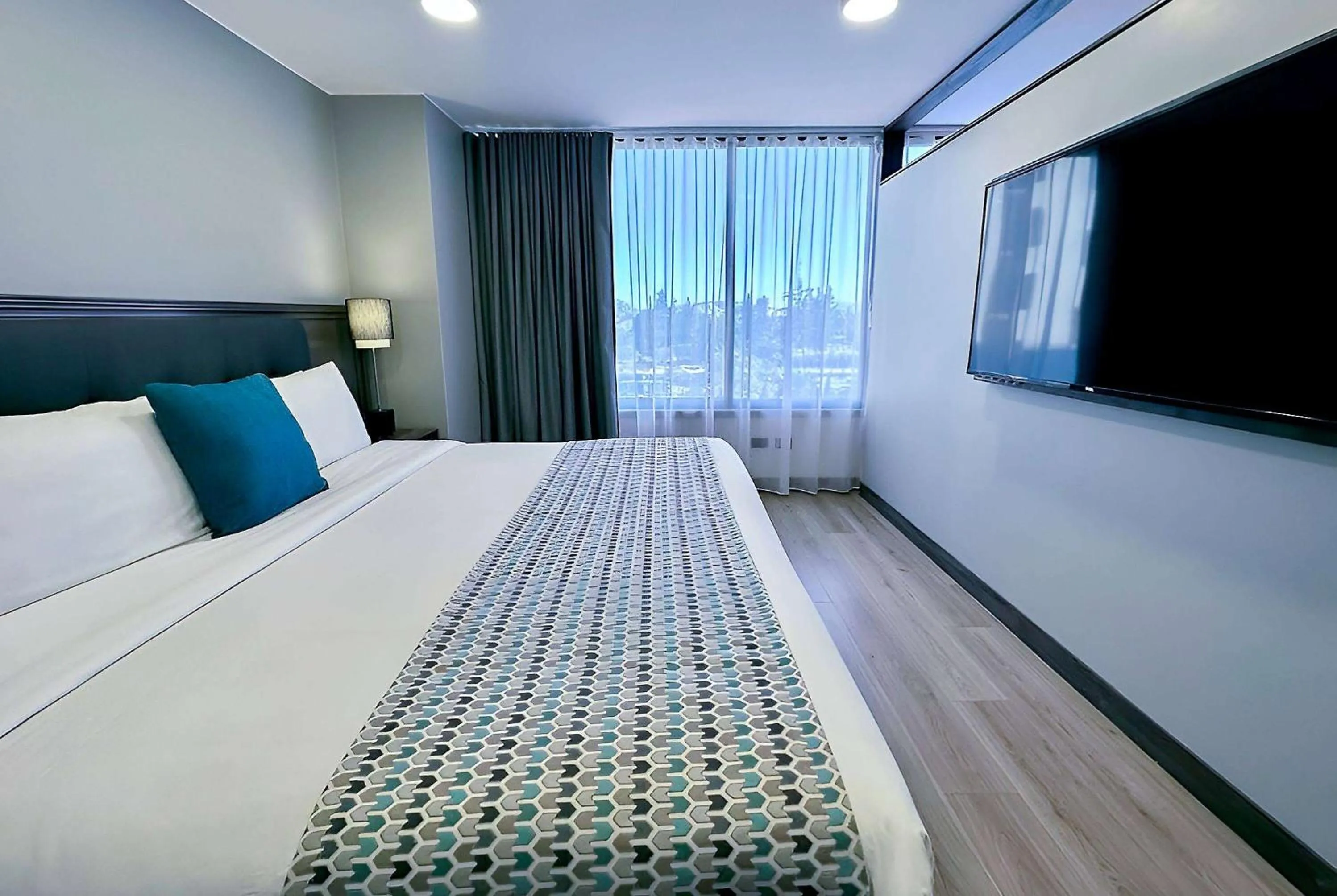 Photo of the whole room, Bed in La Quinta by Wyndham Quito