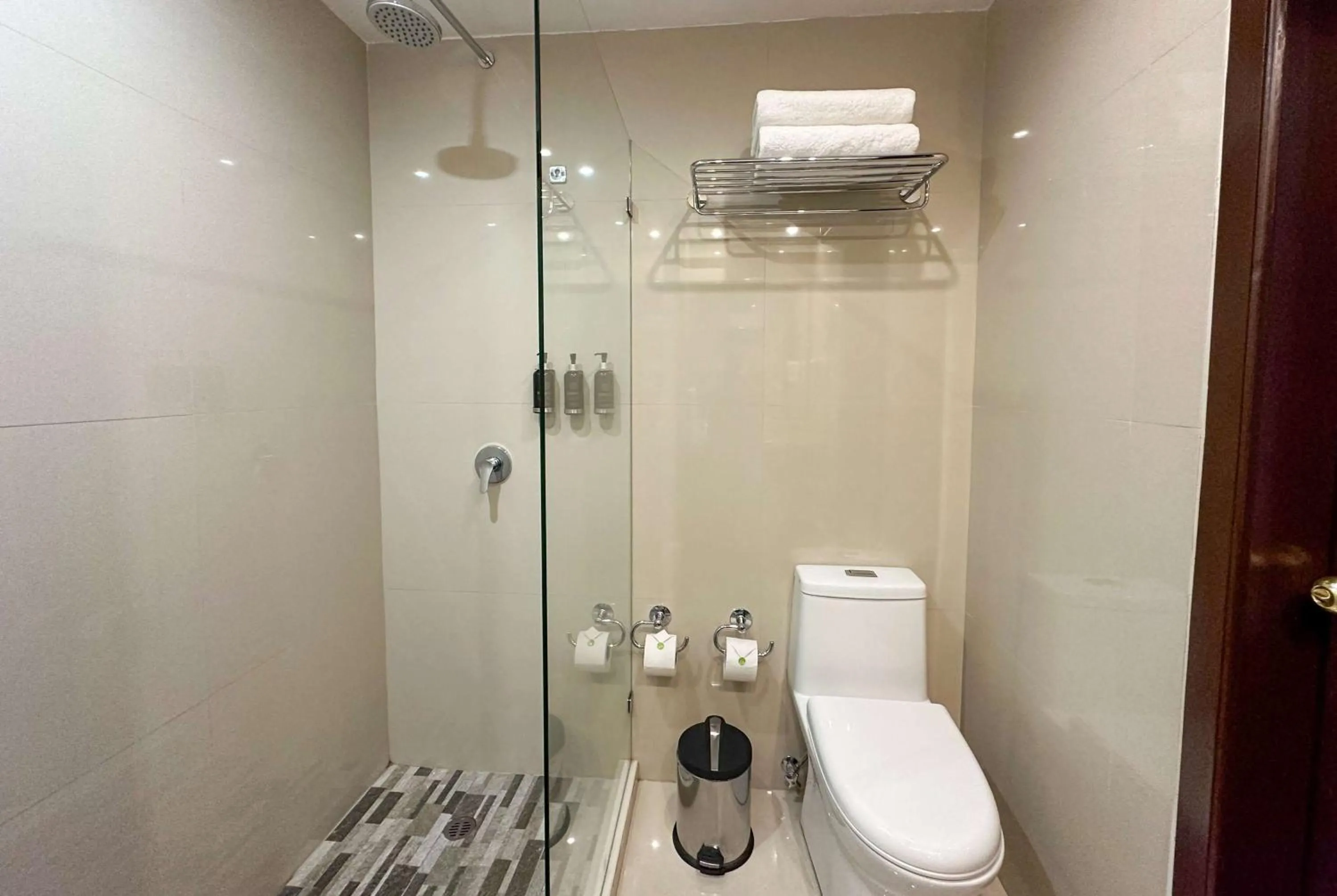 TV and multimedia in La Quinta by Wyndham Quito