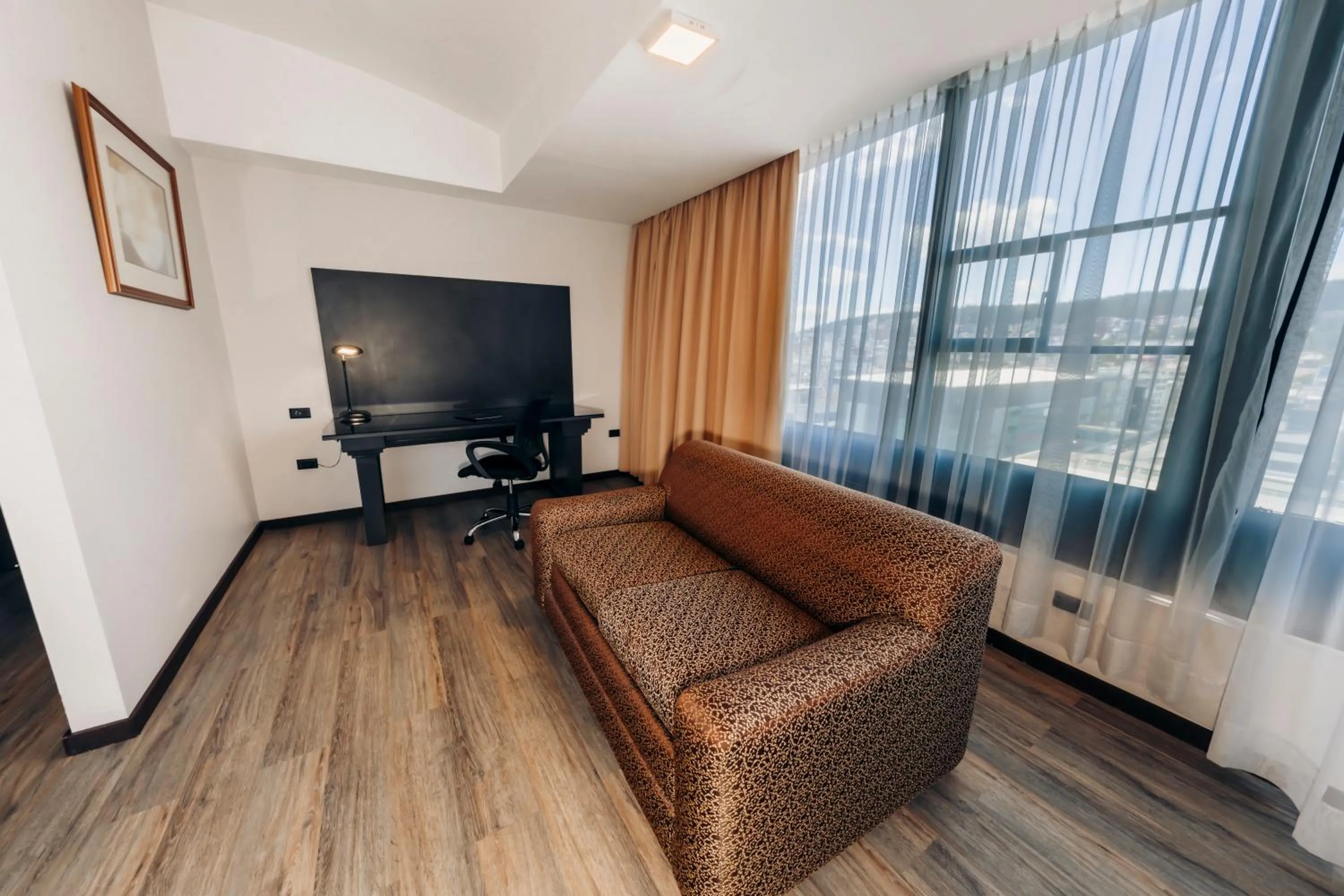 TV and multimedia in La Quinta by Wyndham Quito