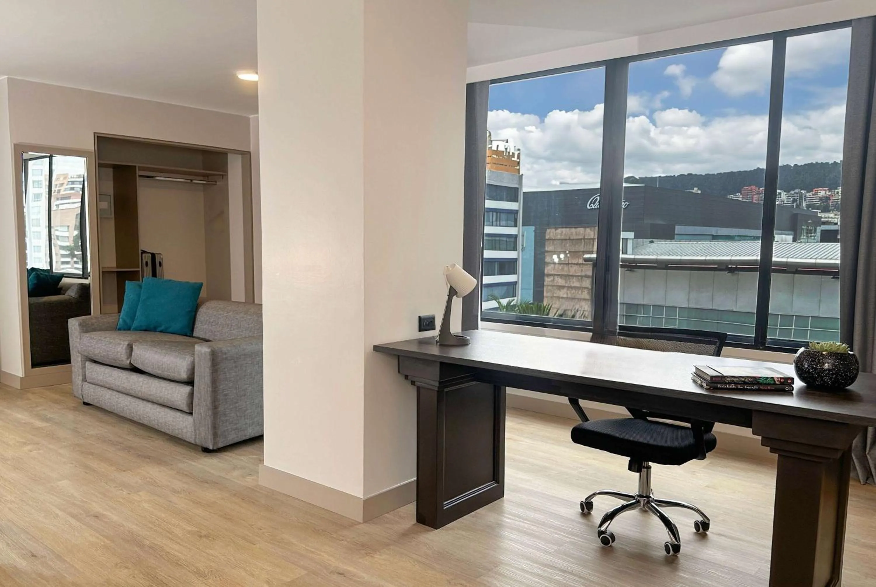 Photo of the whole room in La Quinta by Wyndham Quito