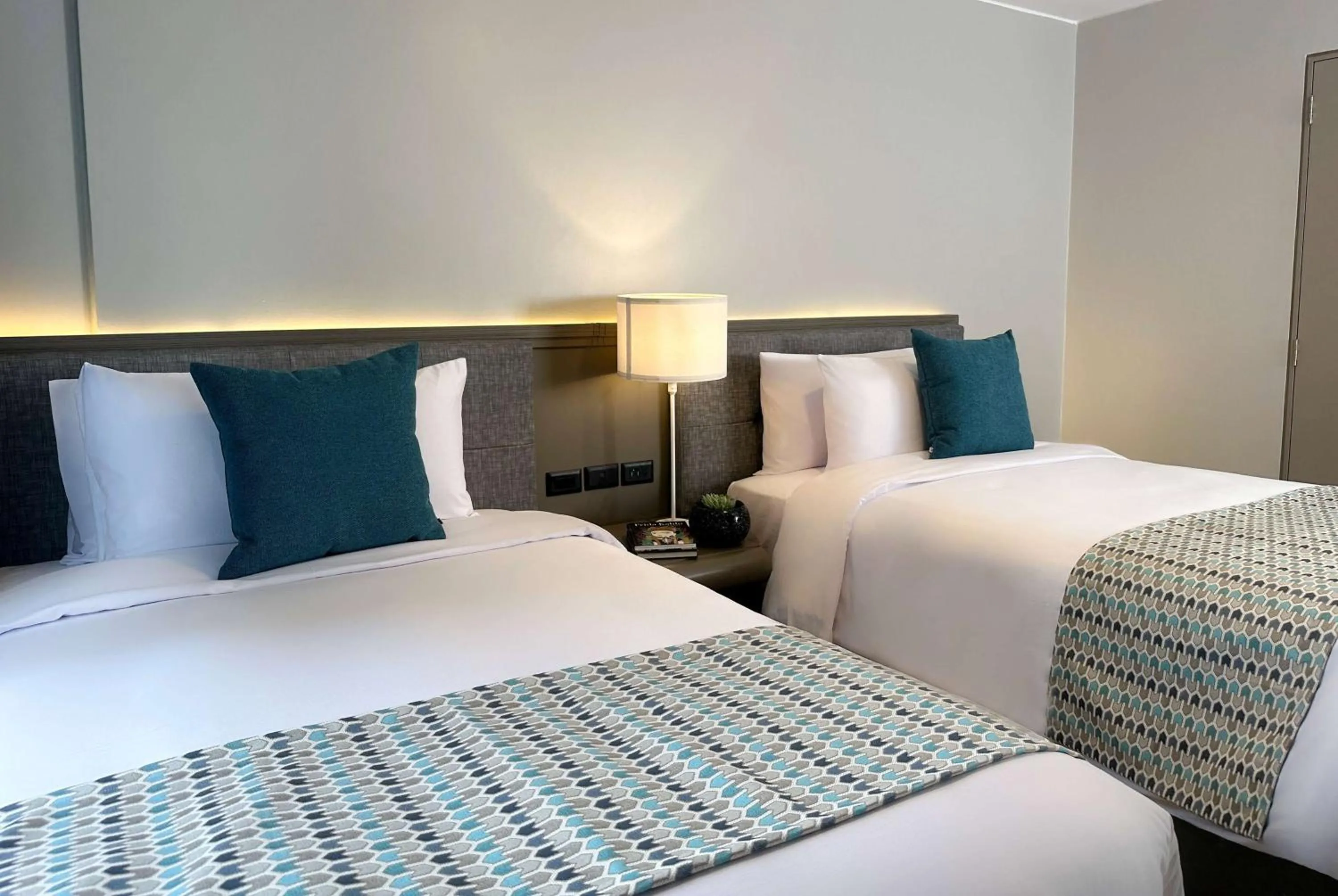 Photo of the whole room, Bed in La Quinta by Wyndham Quito