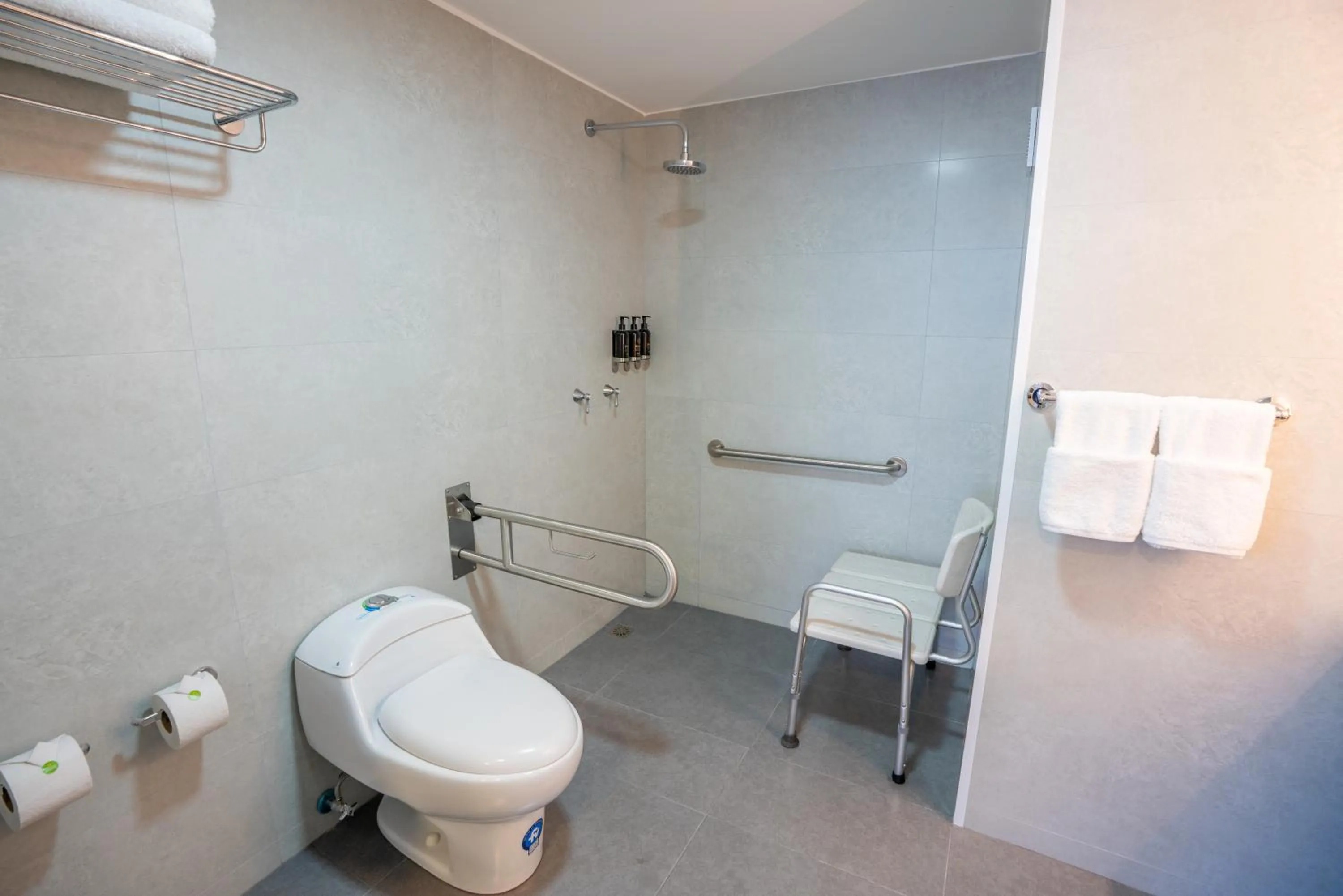 Toilet in La Quinta by Wyndham Quito