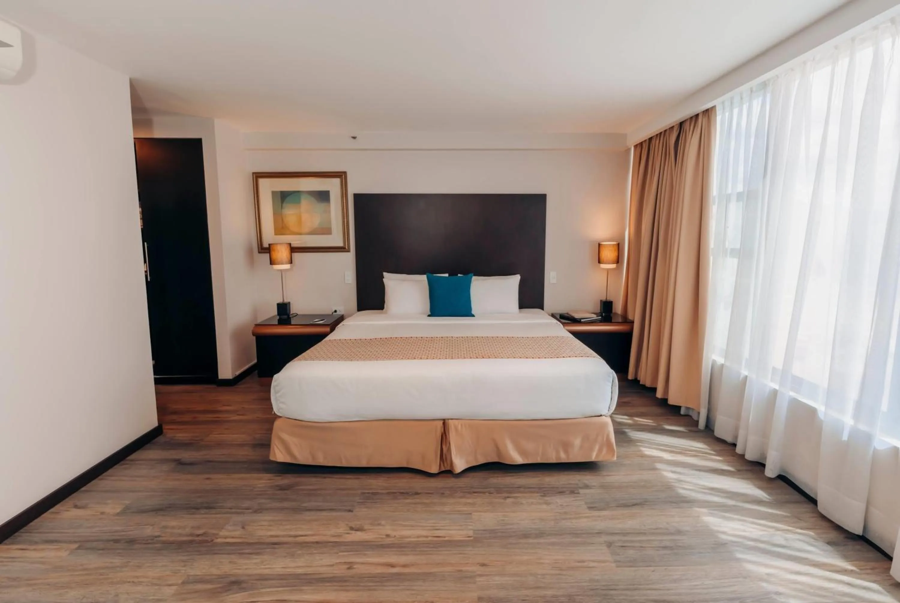 Photo of the whole room, Bed in La Quinta by Wyndham Quito