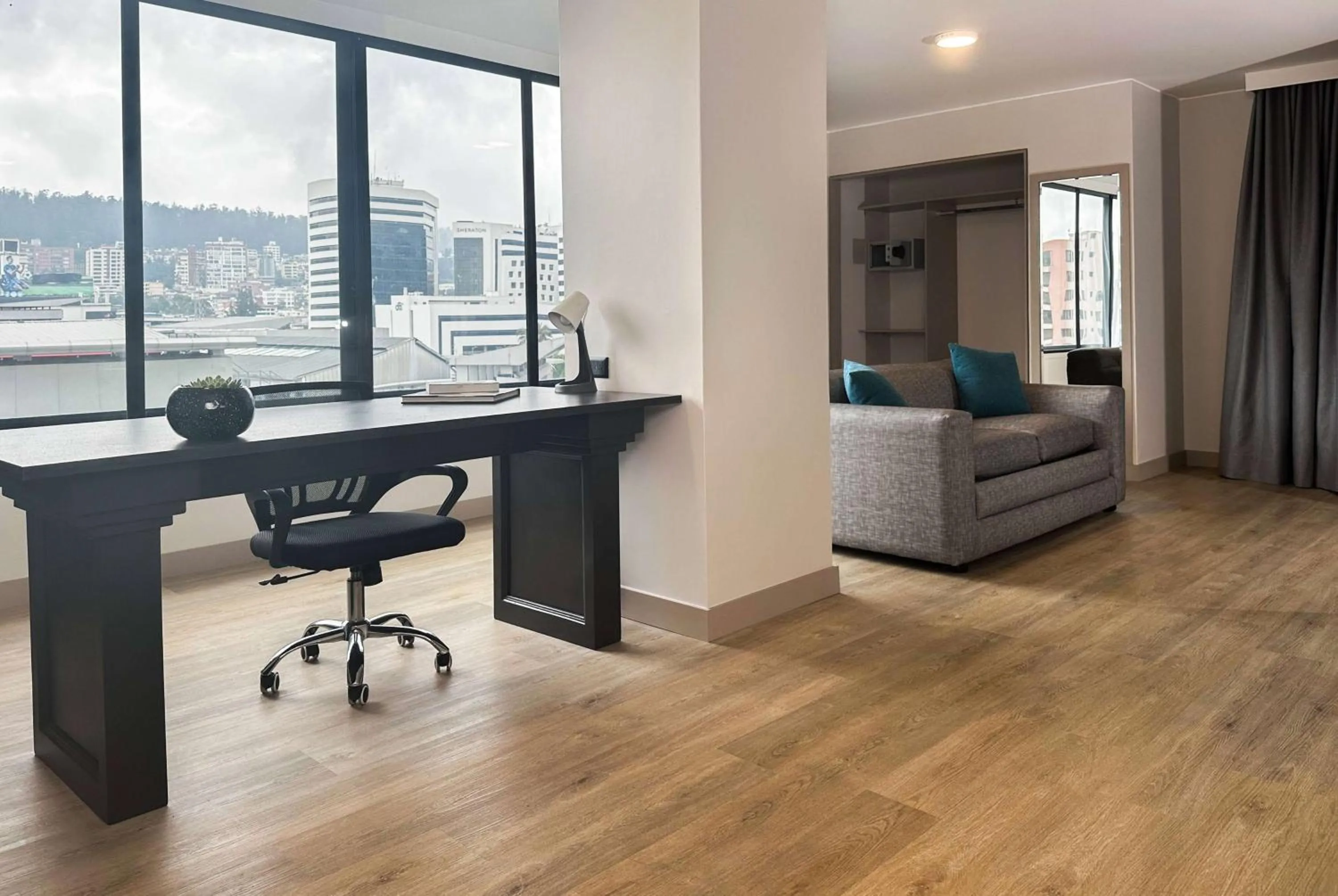 Photo of the whole room in La Quinta by Wyndham Quito