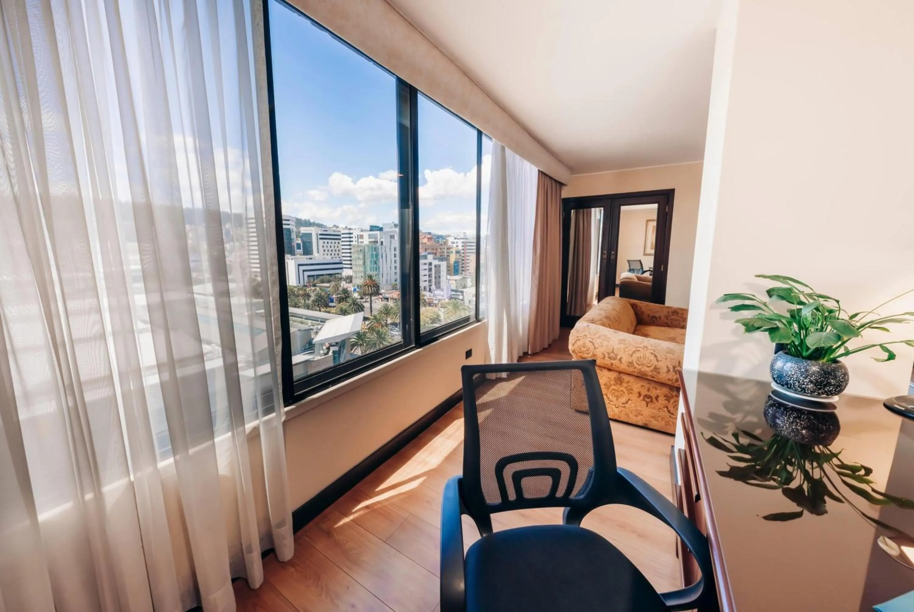 Photo of the whole room in La Quinta by Wyndham Quito