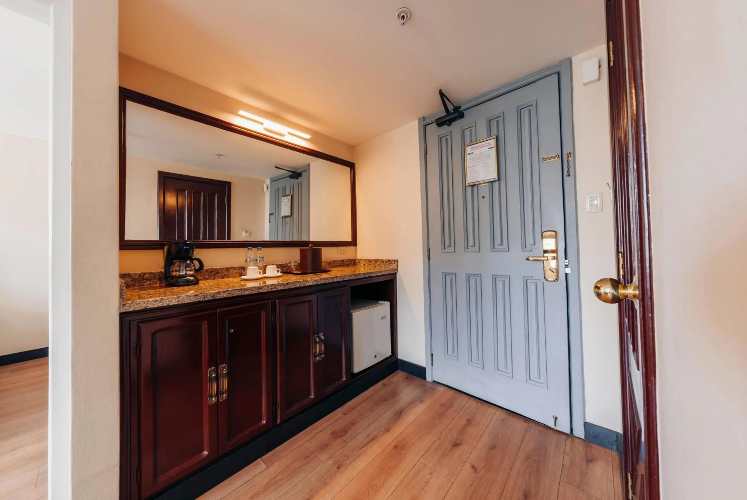 Photo of the whole room in La Quinta by Wyndham Quito