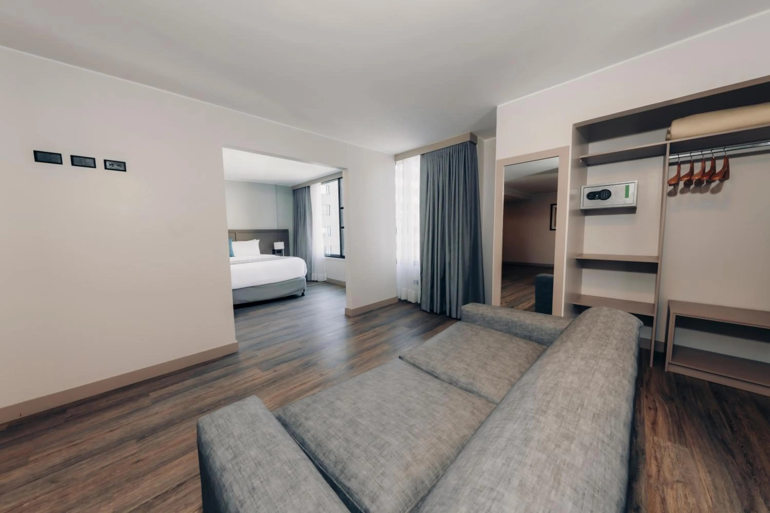 Seating area, Bed in La Quinta by Wyndham Quito