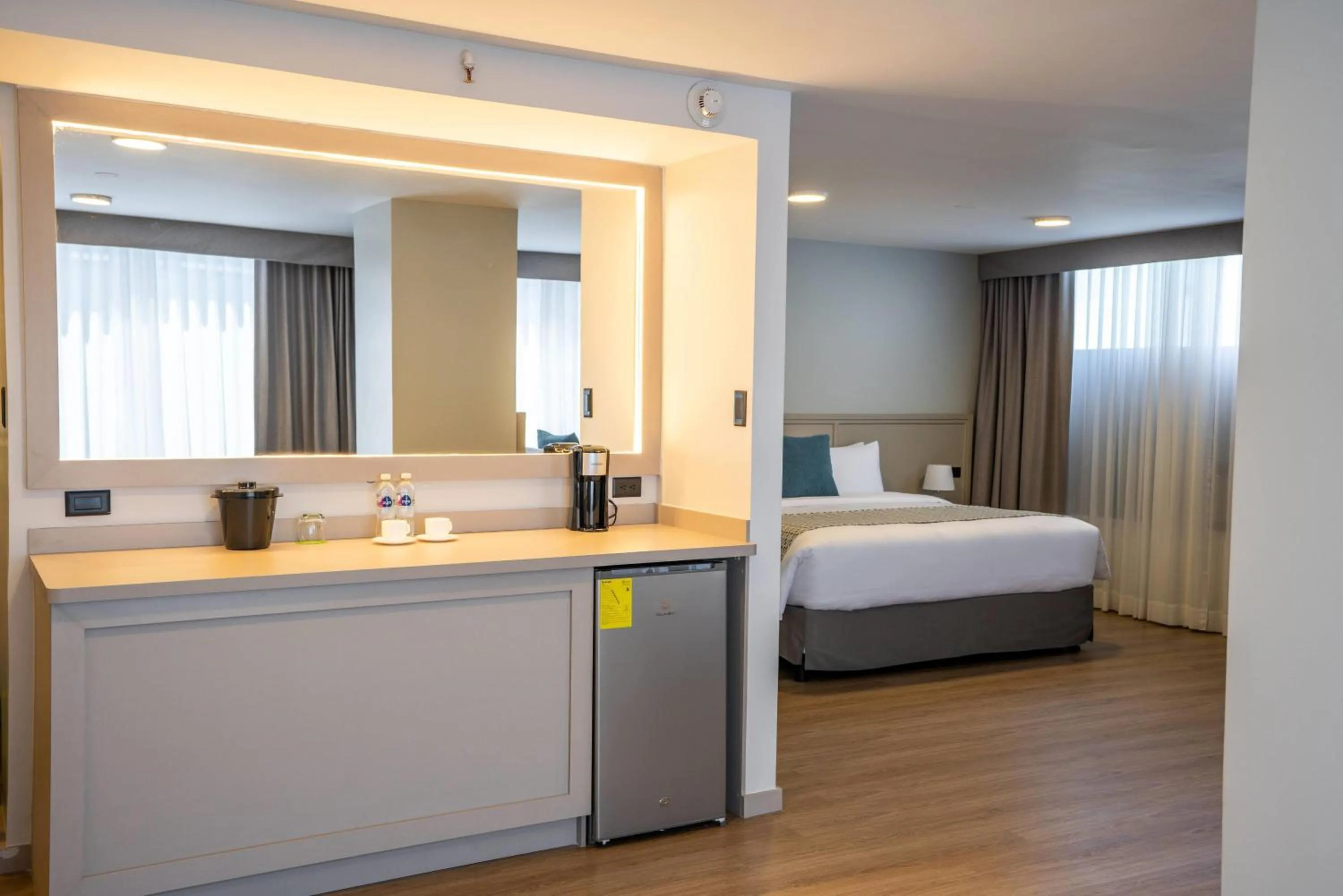 Photo of the whole room, Bed in La Quinta by Wyndham Quito