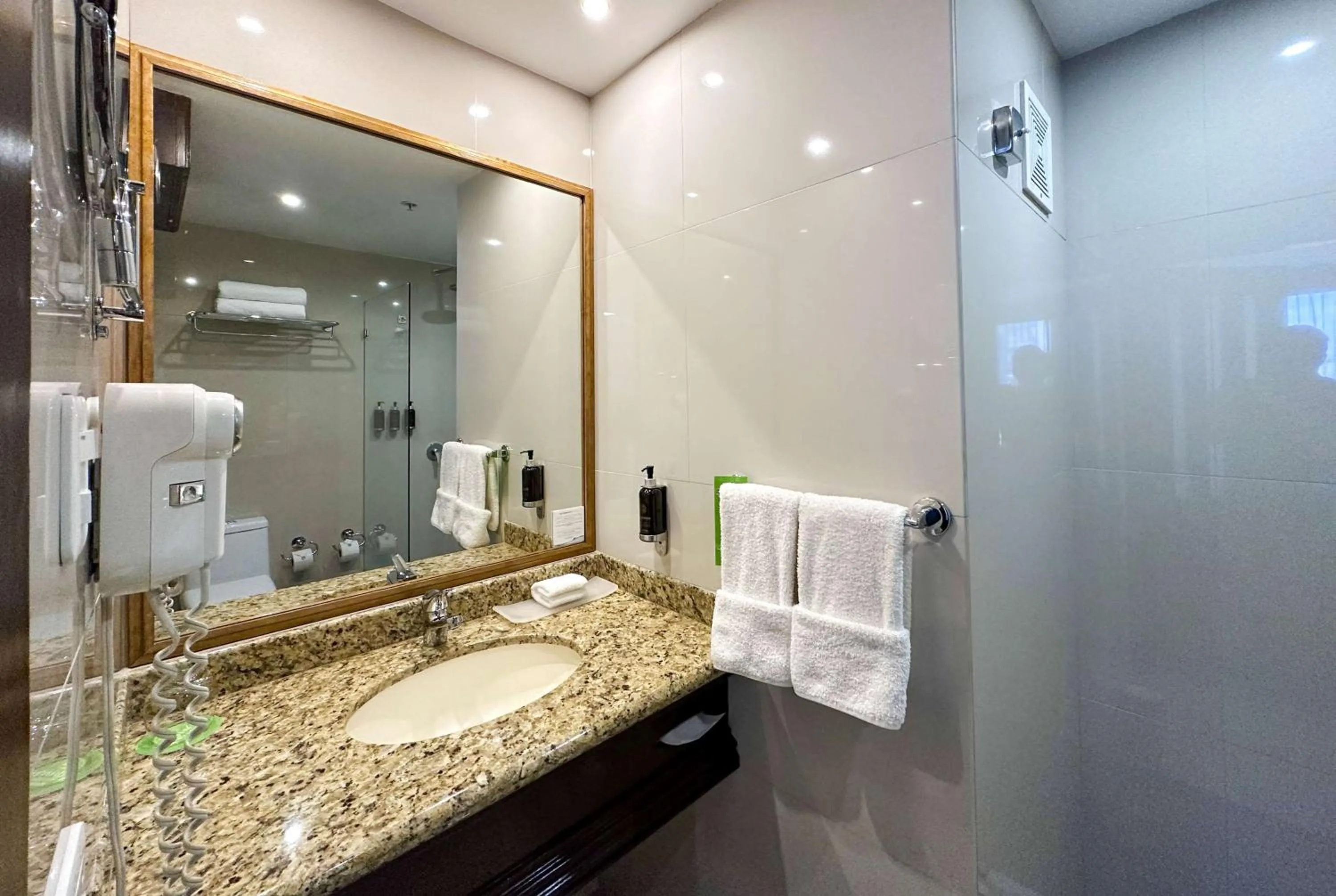 TV and multimedia in La Quinta by Wyndham Quito