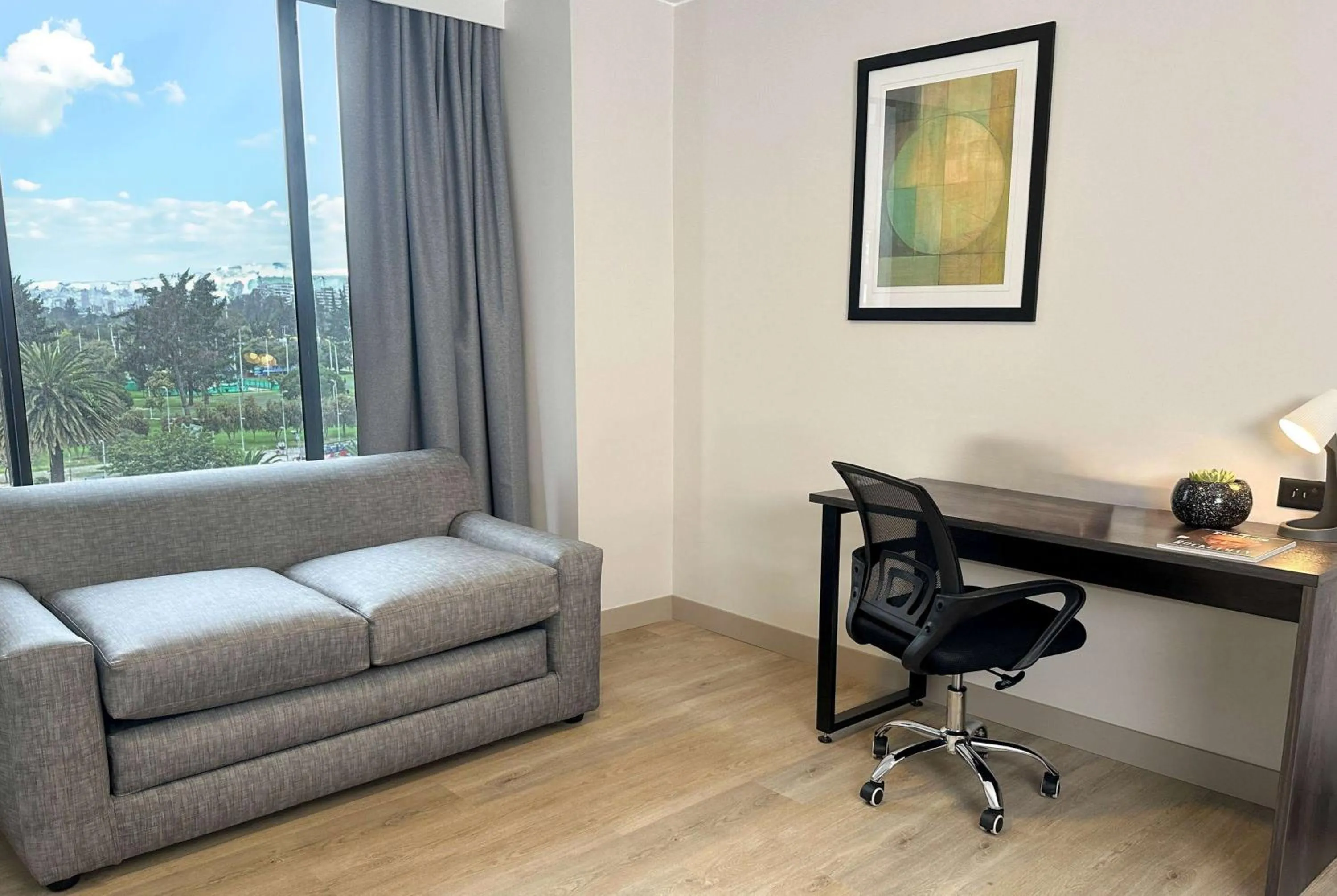 Photo of the whole room in La Quinta by Wyndham Quito