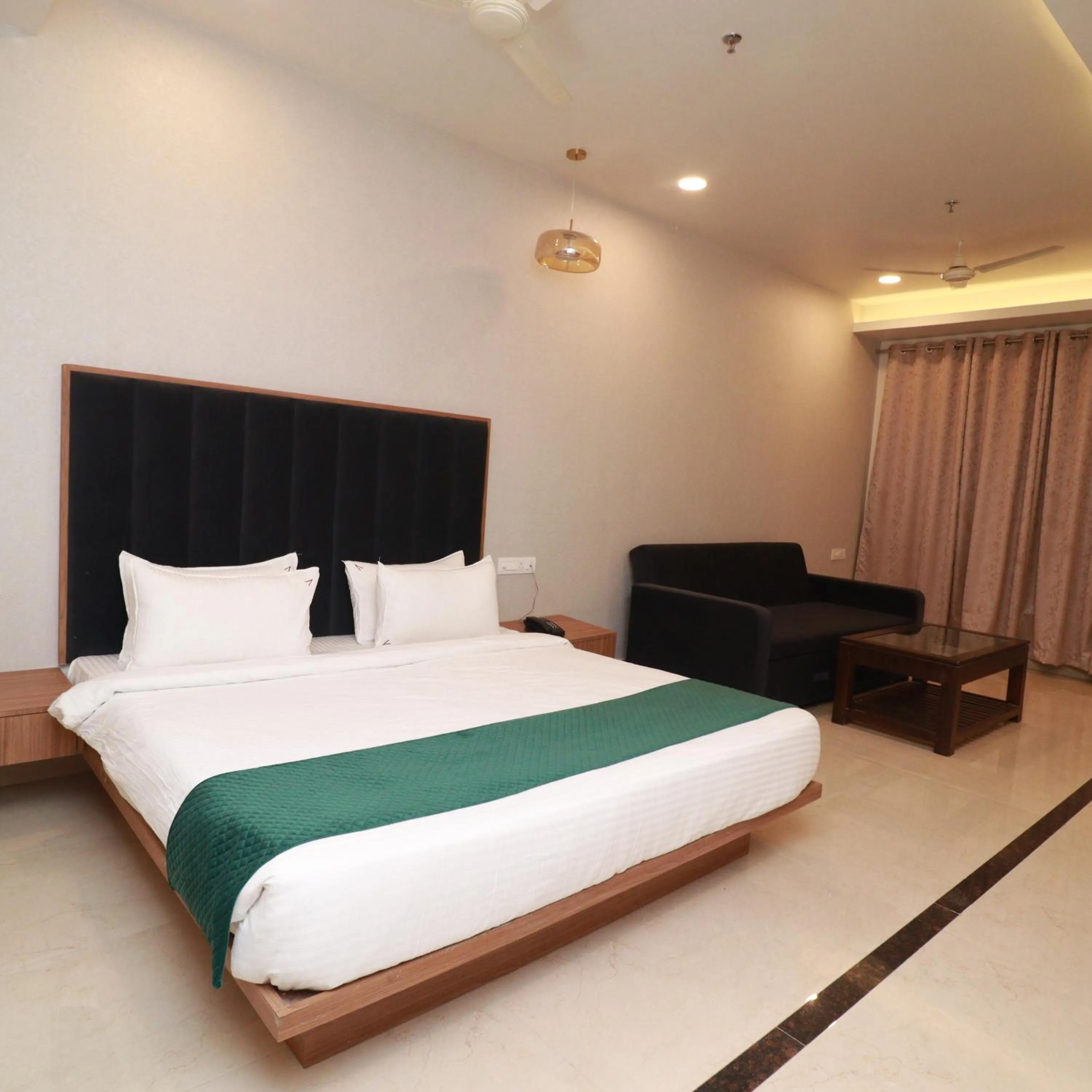 Bedroom, Bed in 7 VACHAN LAWNS AND BANQUET