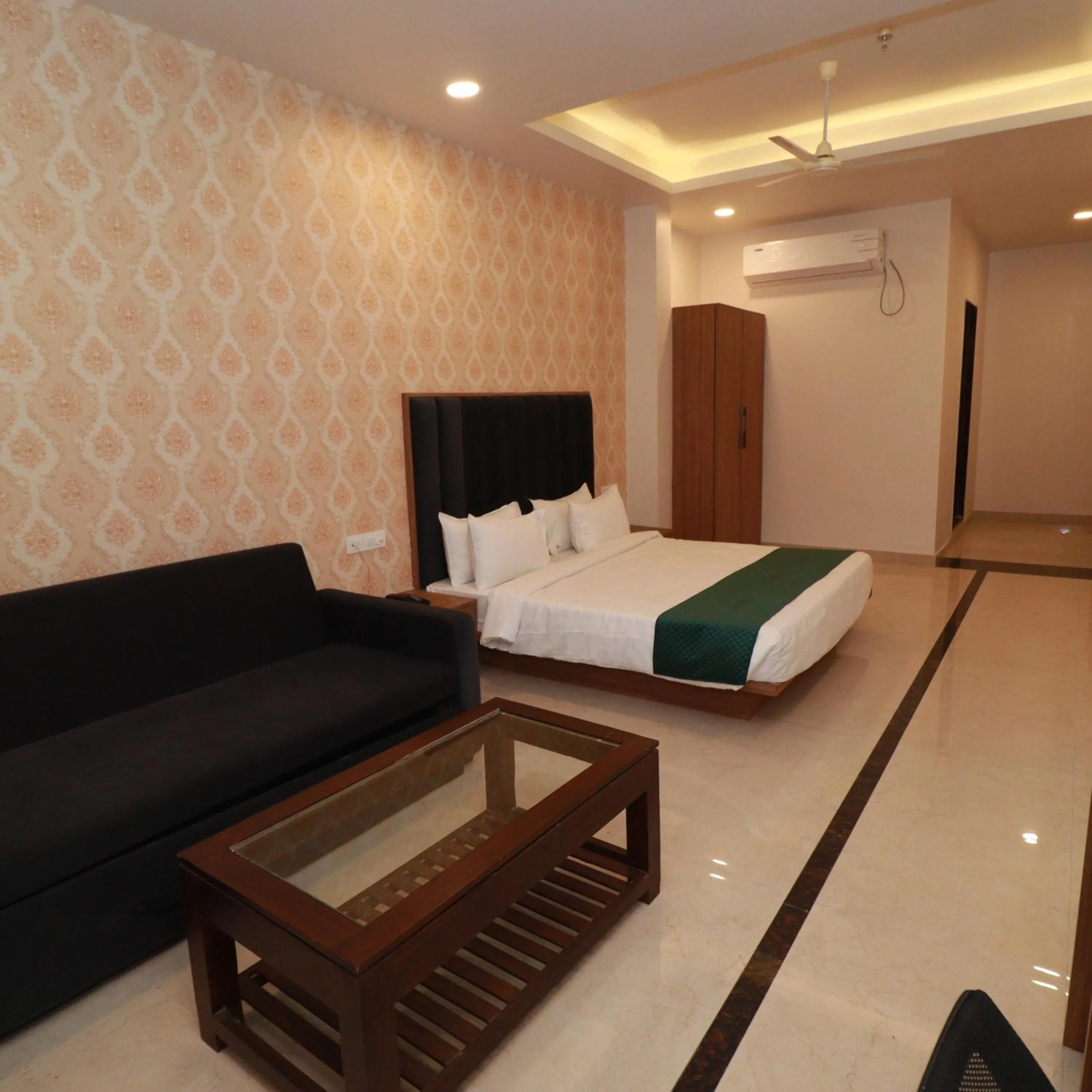 Bedroom, Bed in 7 VACHAN LAWNS AND BANQUET