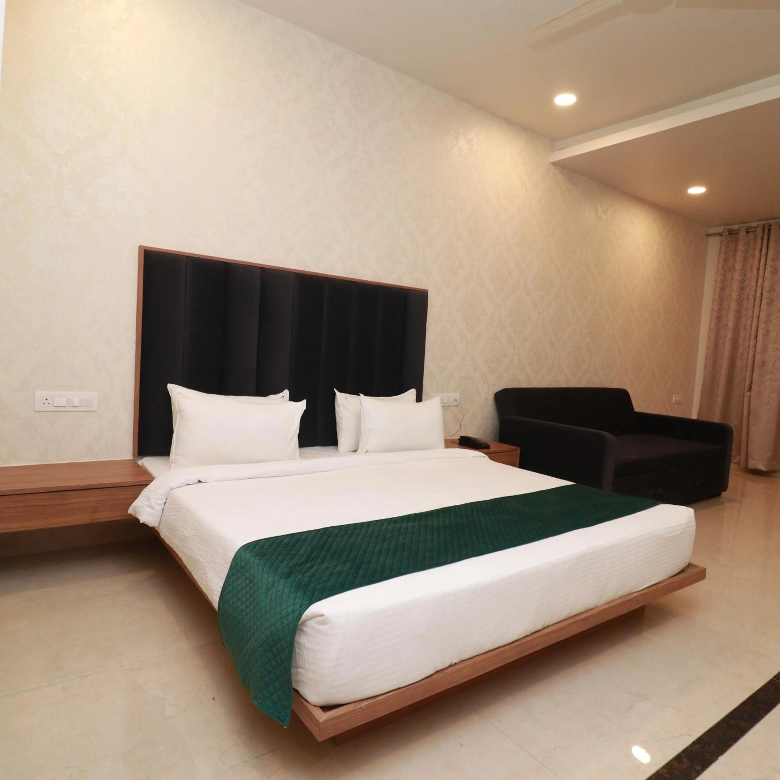 Bed in 7 VACHAN LAWNS AND BANQUET