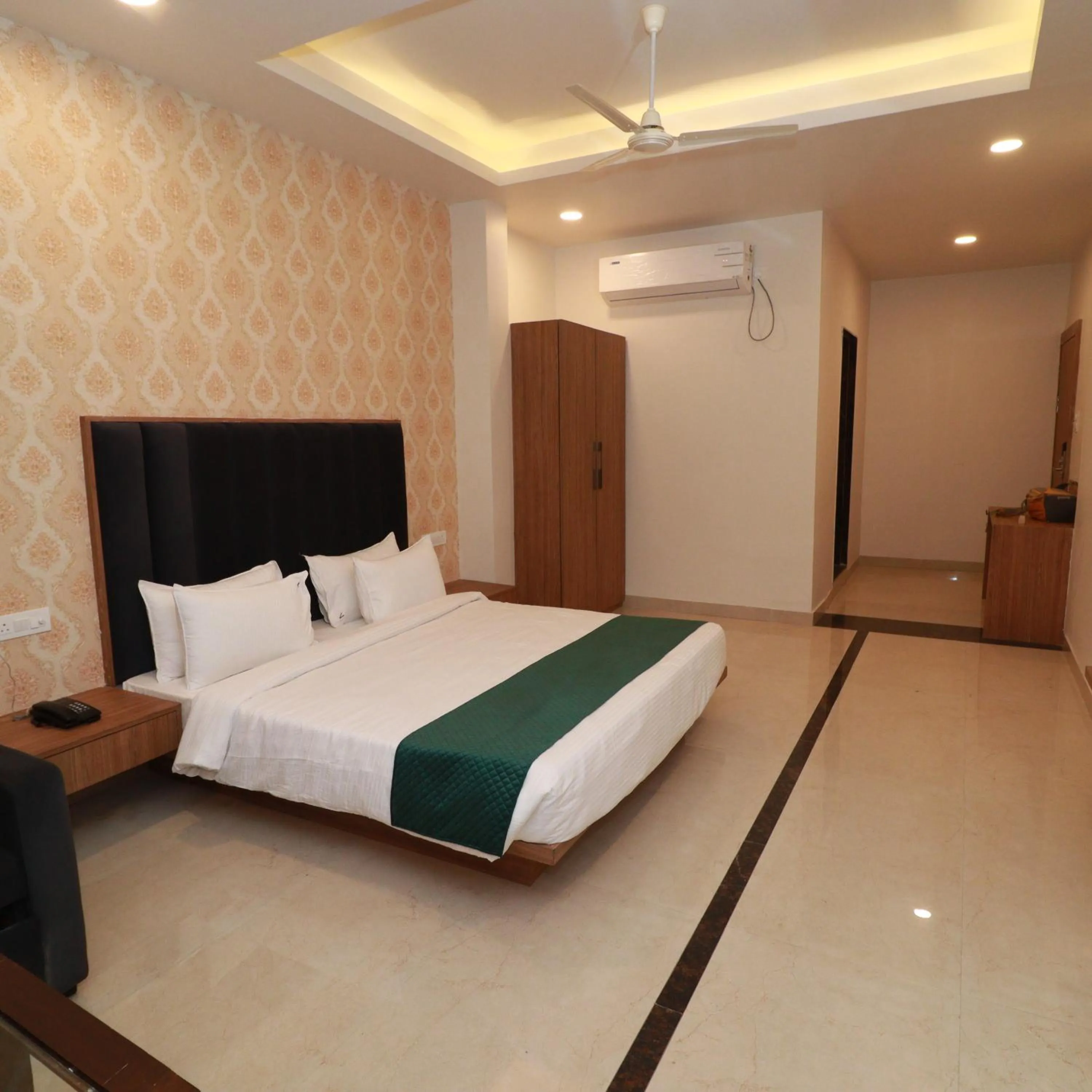 Bed in 7 VACHAN LAWNS AND BANQUET