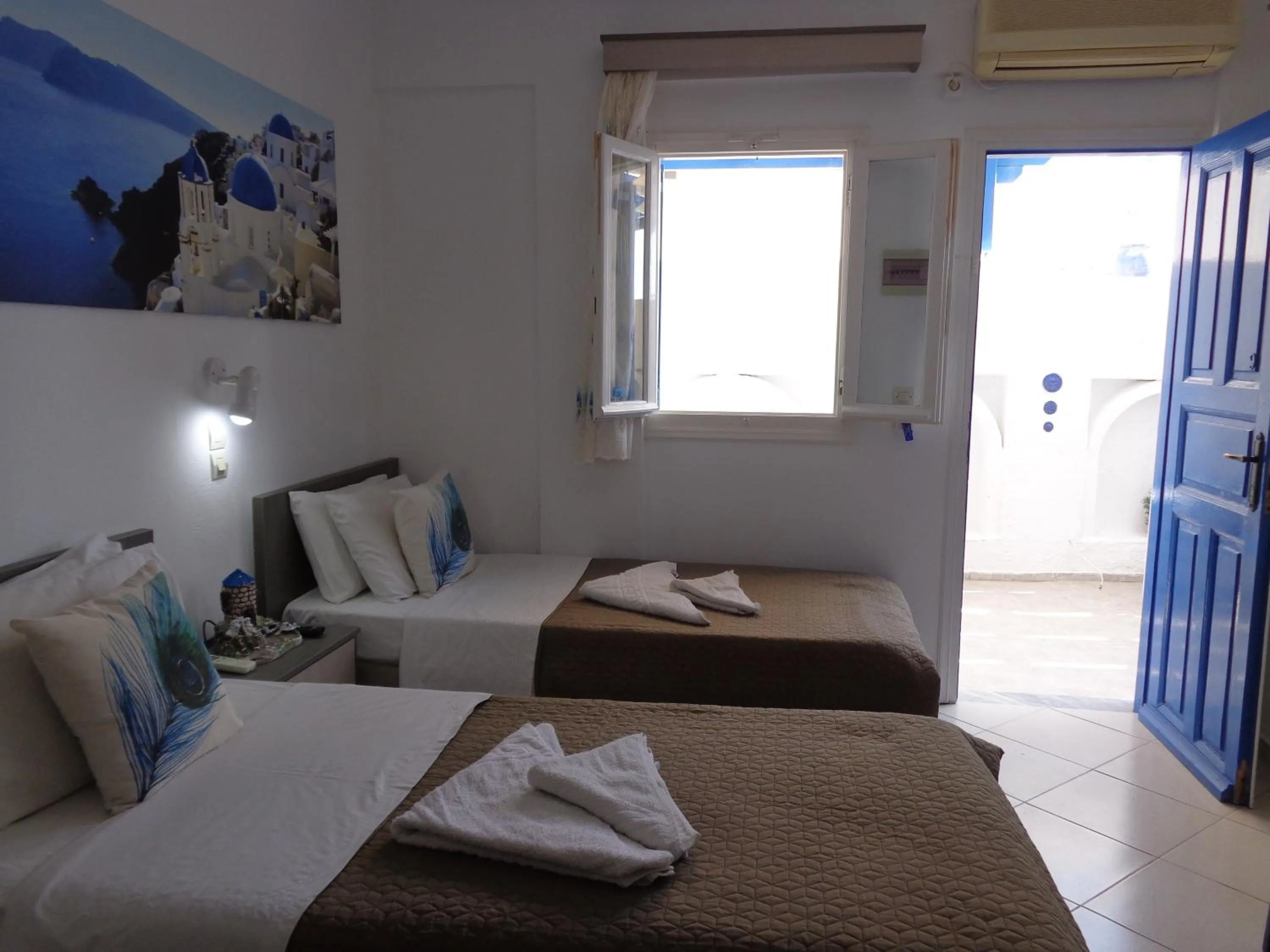 Photo of the whole room, Bed in Honeymoon Beach Studios
