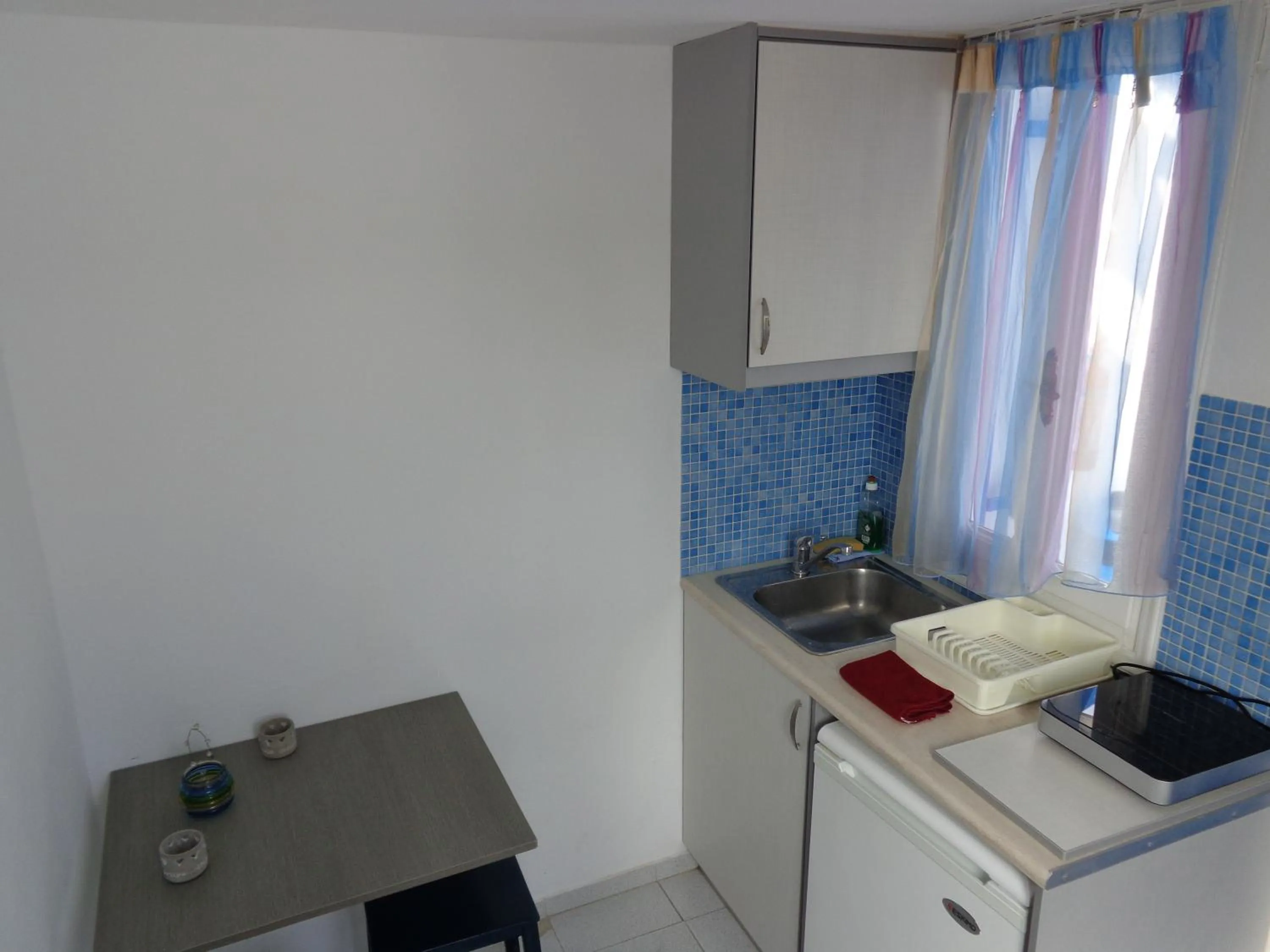 Kitchen or kitchenette in Honeymoon Beach Studios