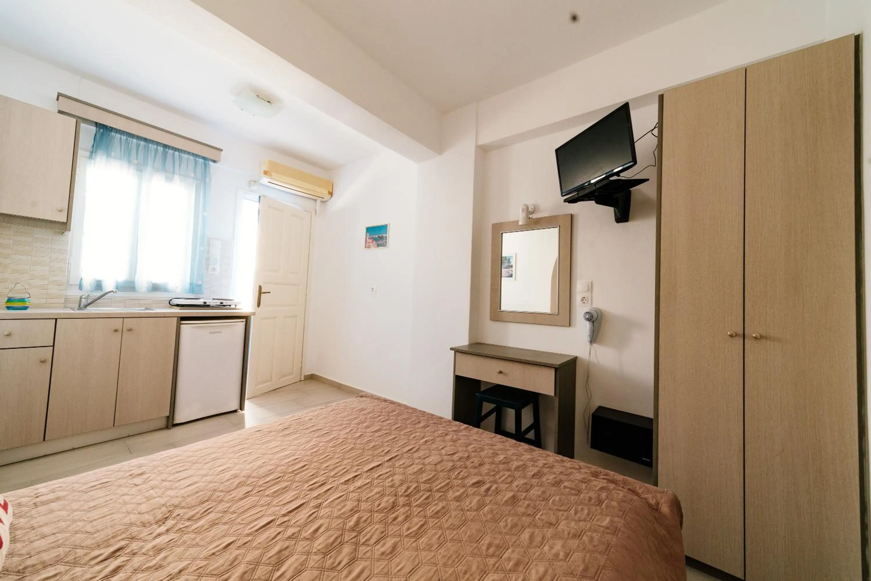 TV and multimedia, Bed in Honeymoon Beach Studios