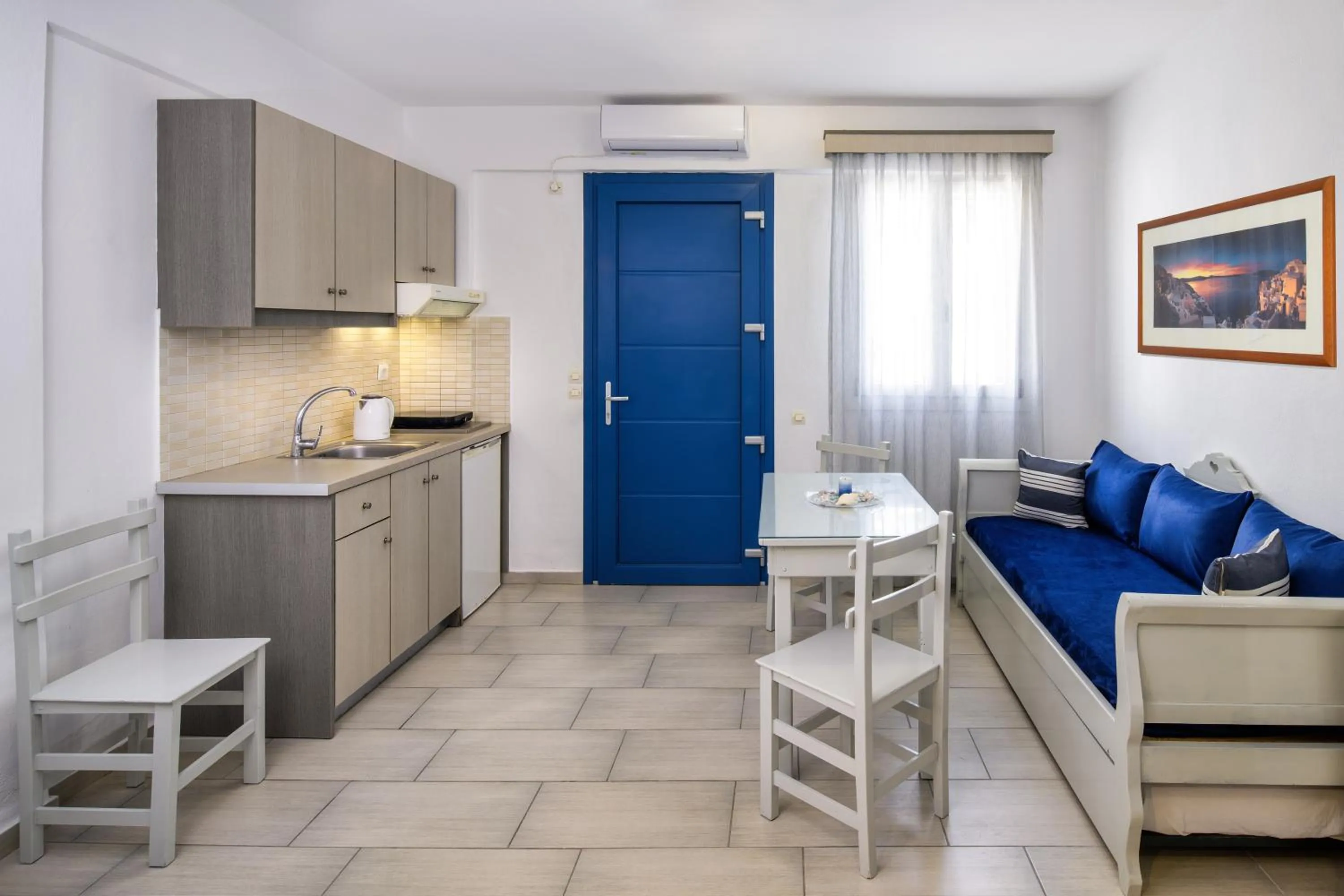 Kitchen or kitchenette in Honeymoon Beach Studios