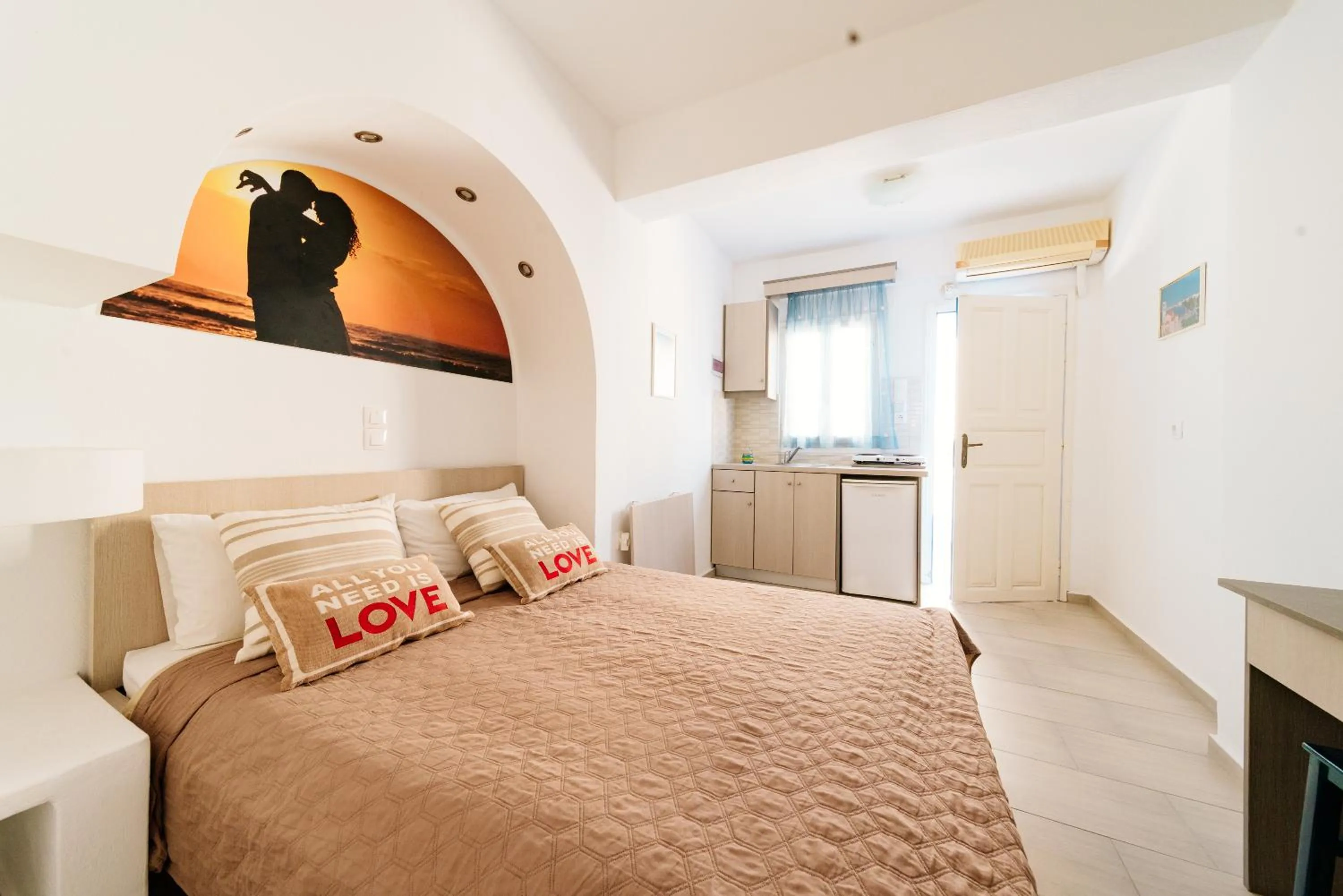 Photo of the whole room, Bed in Honeymoon Beach Studios