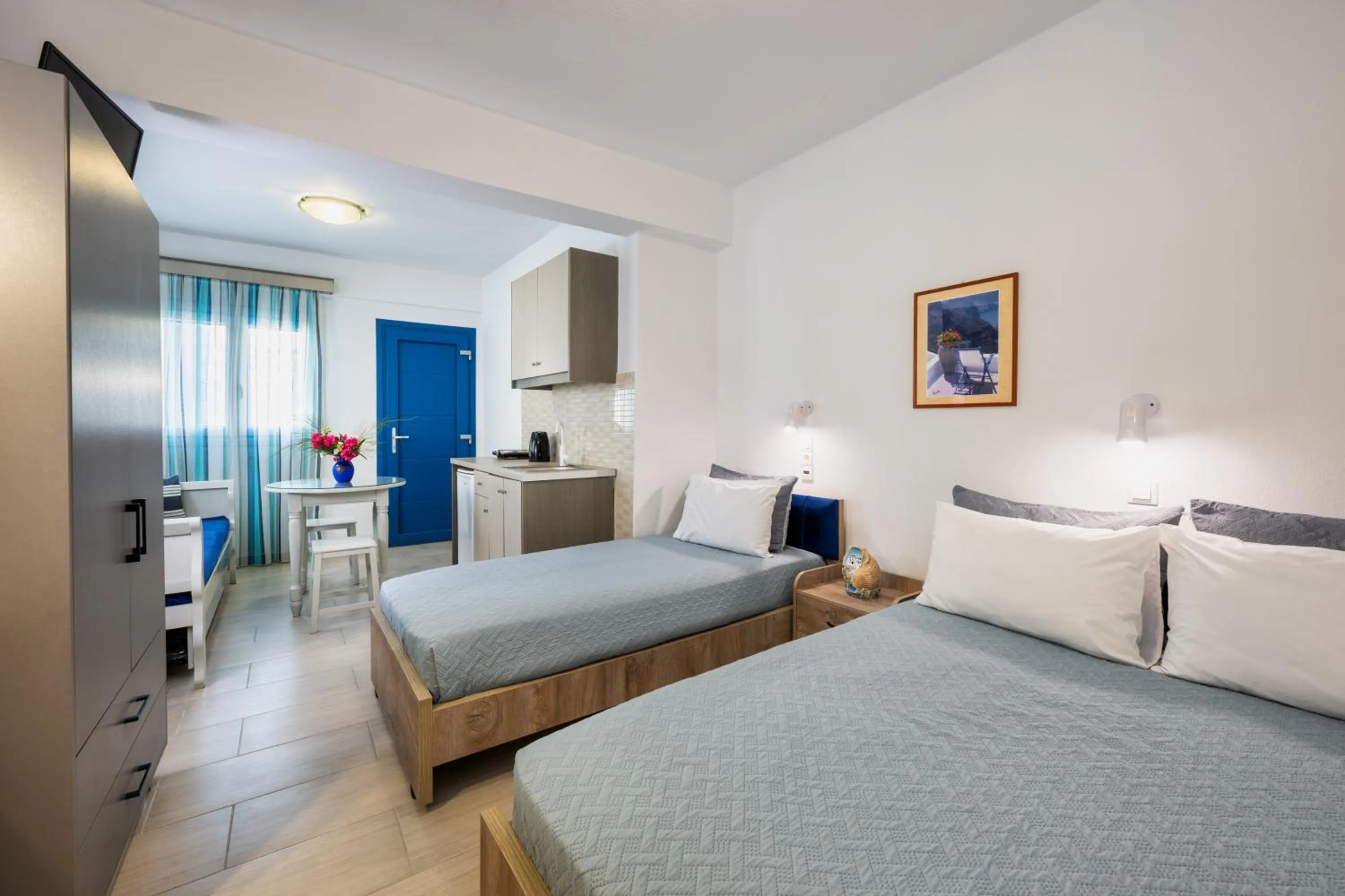 Photo of the whole room, Bed in Honeymoon Beach Studios