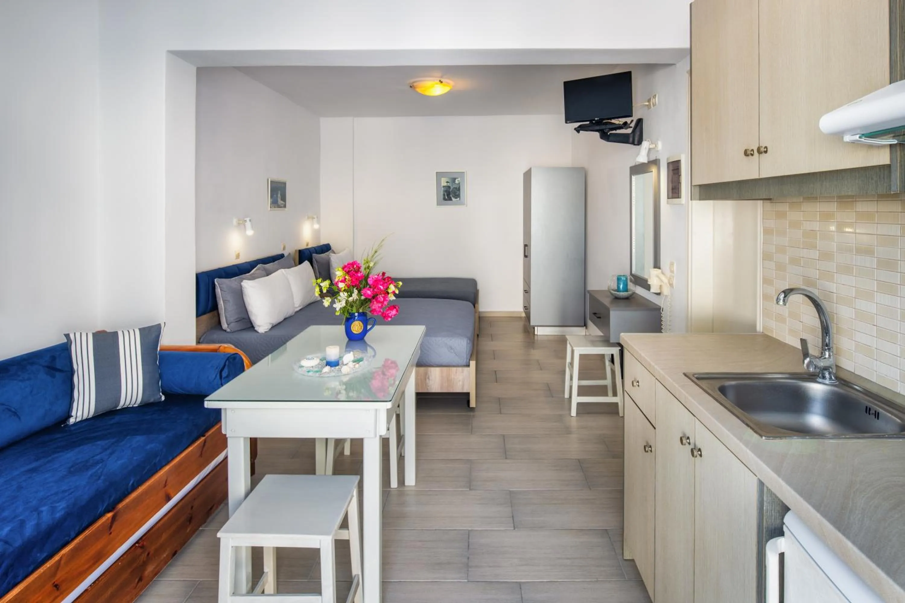 Dining area in Honeymoon Beach Studios