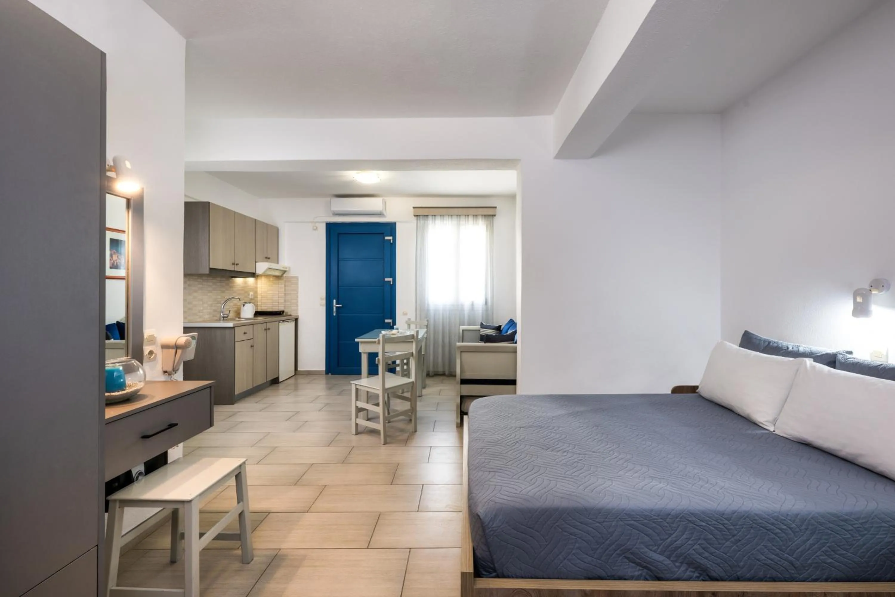 Kitchen or kitchenette, Bed in Honeymoon Beach Studios