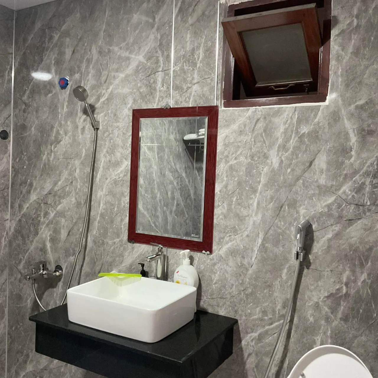 Bathroom in Hoàng Linh Hotel