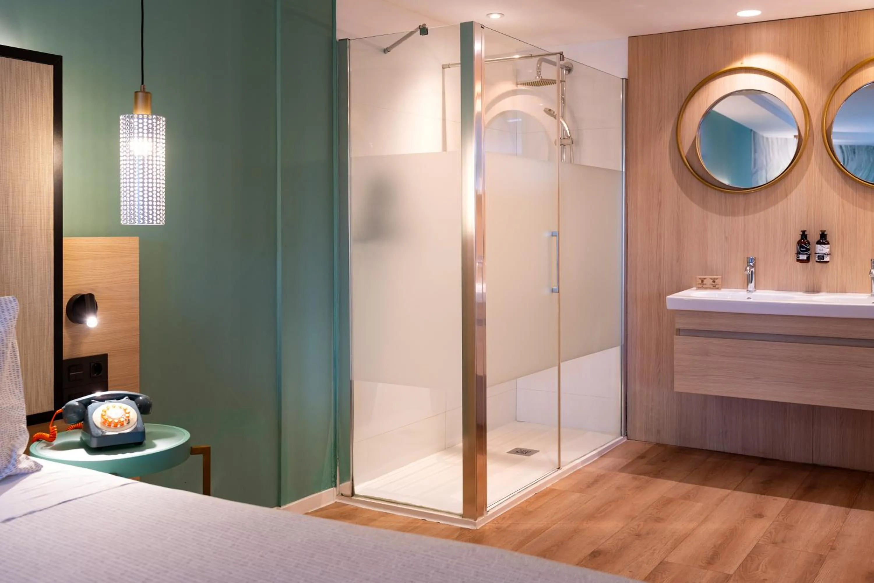 Shower, Bed in INNSiDE by Meliá Alicante Porta Maris