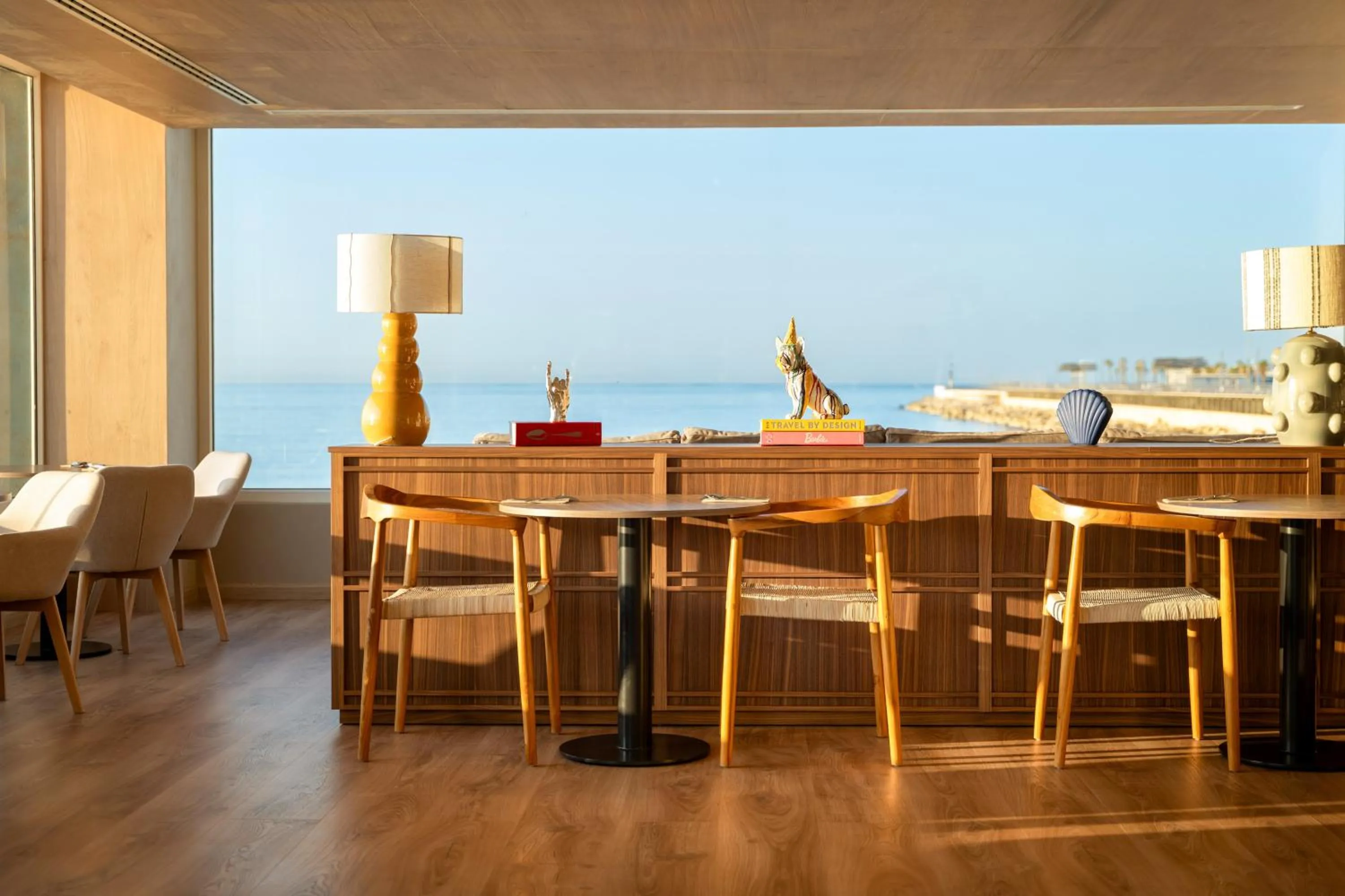 Lobby or reception in INNSiDE by Meliá Alicante Porta Maris