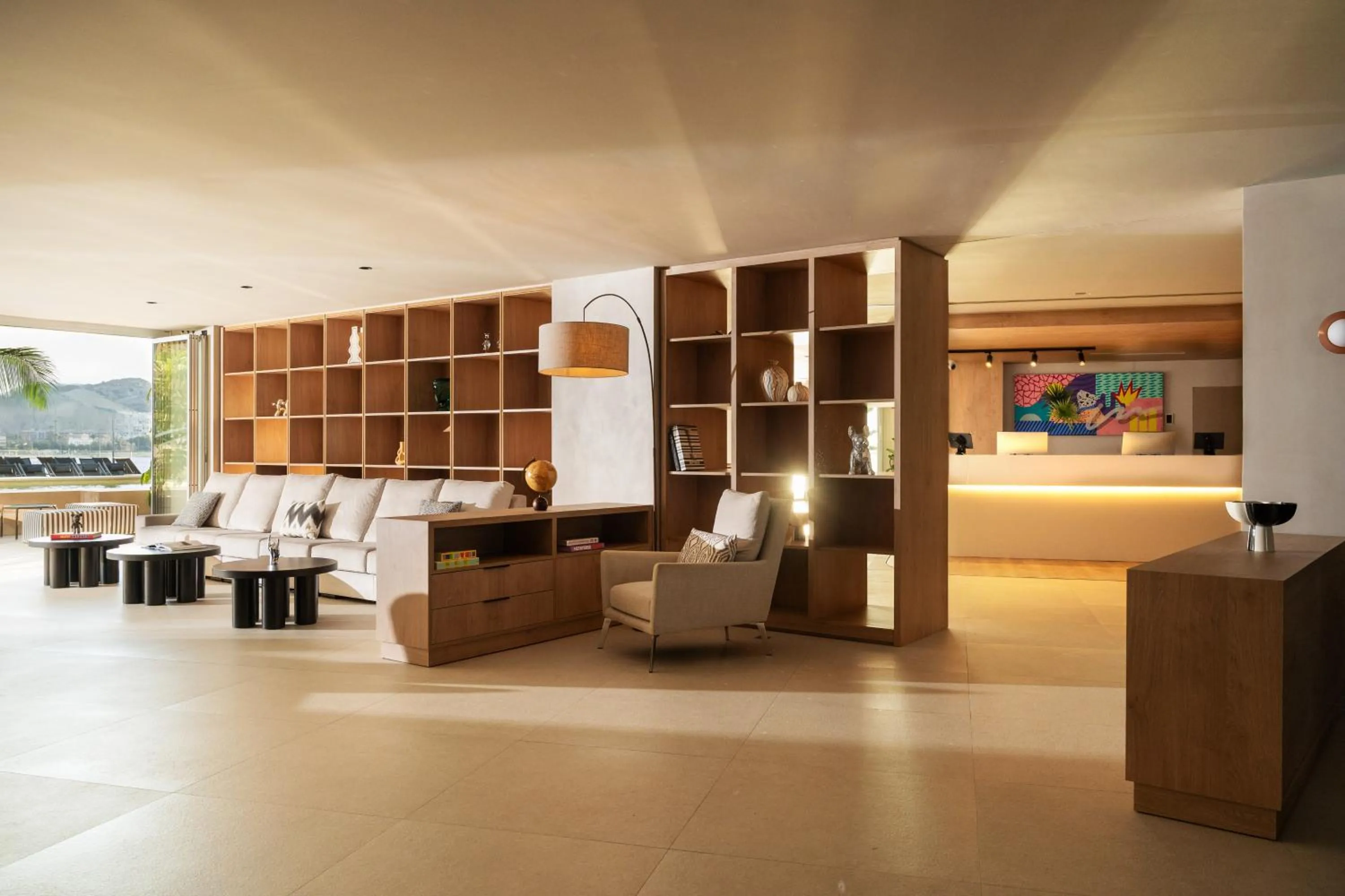 Lobby or reception in INNSiDE by Meliá Alicante Porta Maris